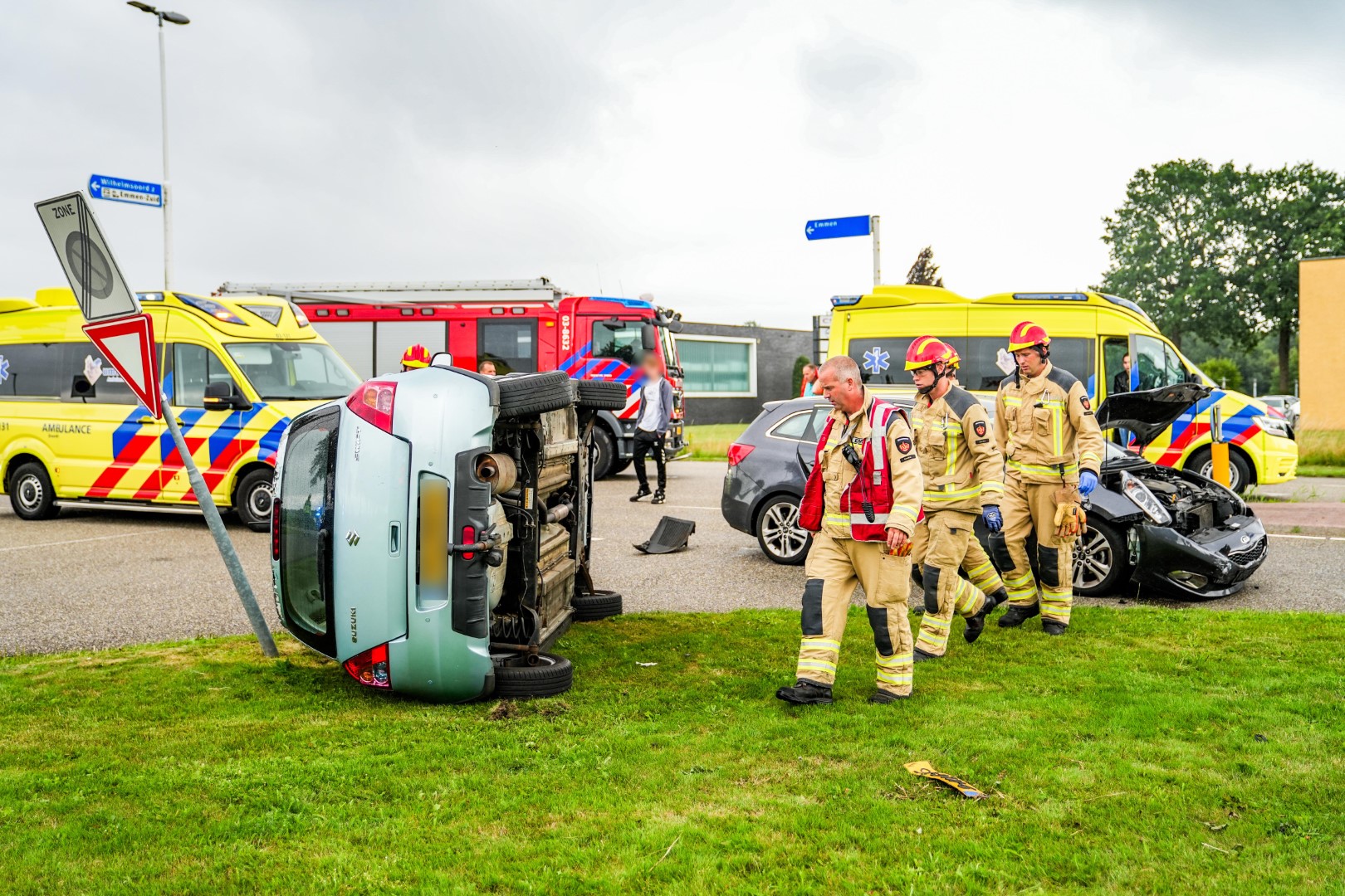 Auto op zijn zijkant na ongeval