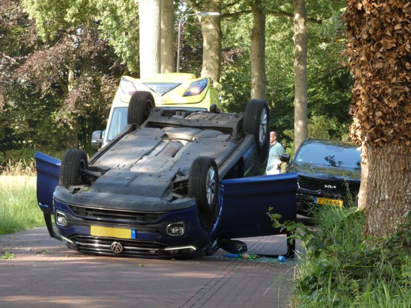 Auto ramt boom en slaat over de kop