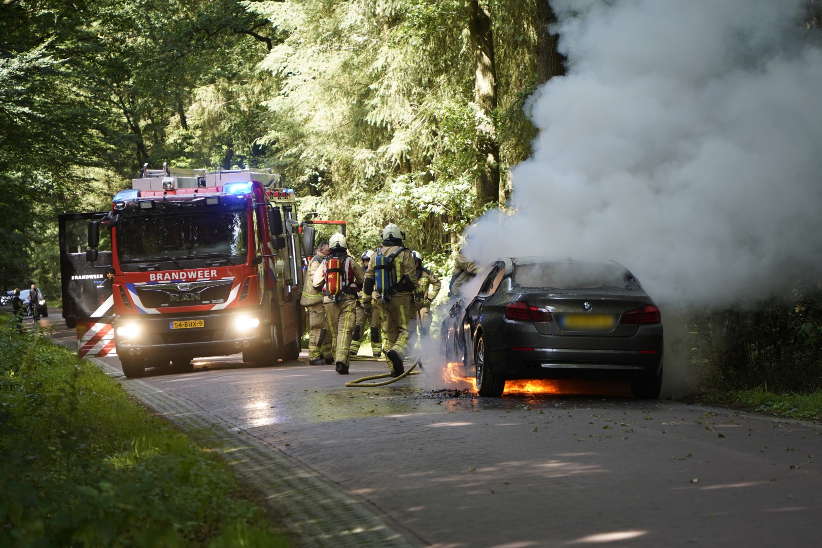 Dikke rookpluimen bij autobrand
