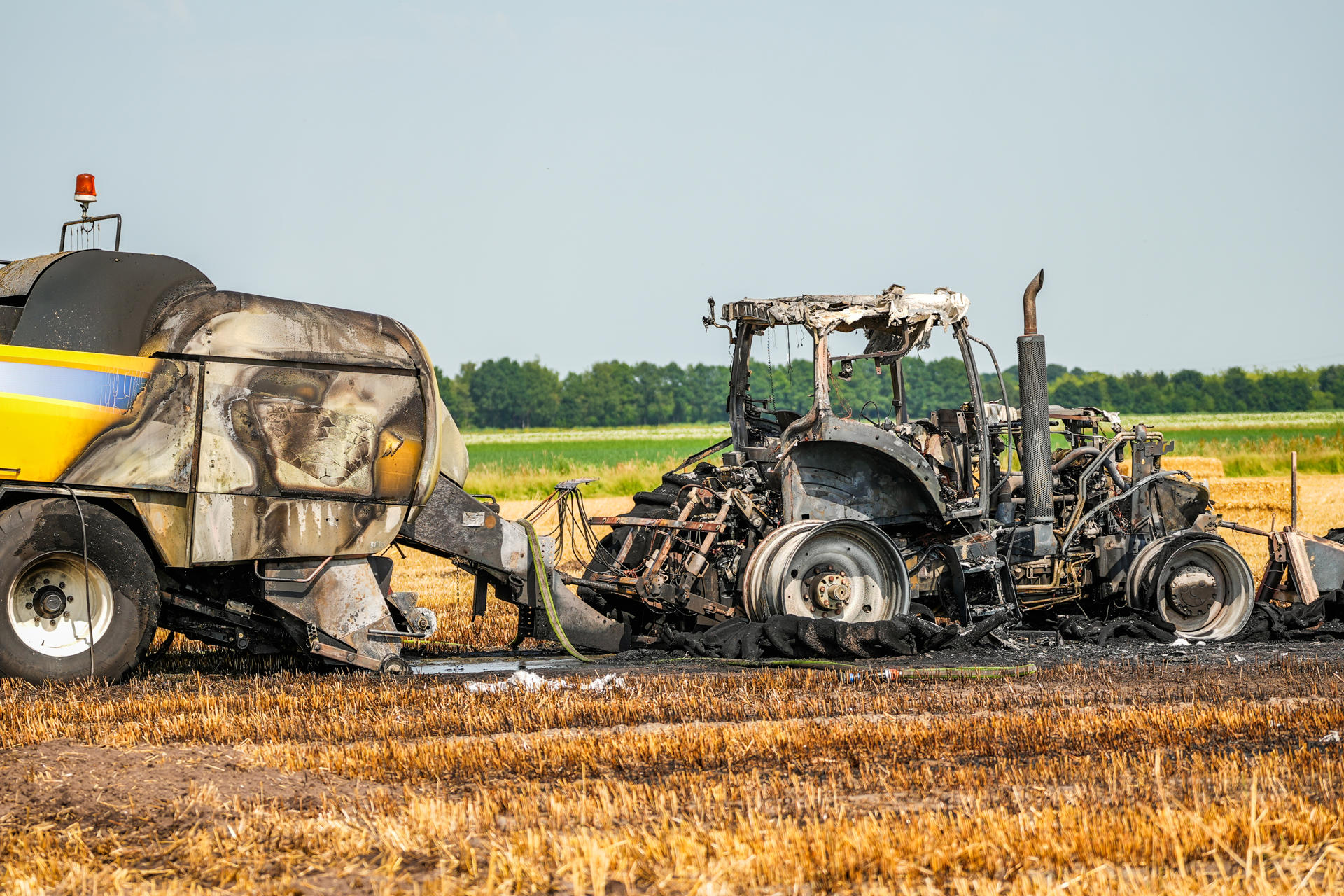 Trekker en hooibalen in brand op weiland
