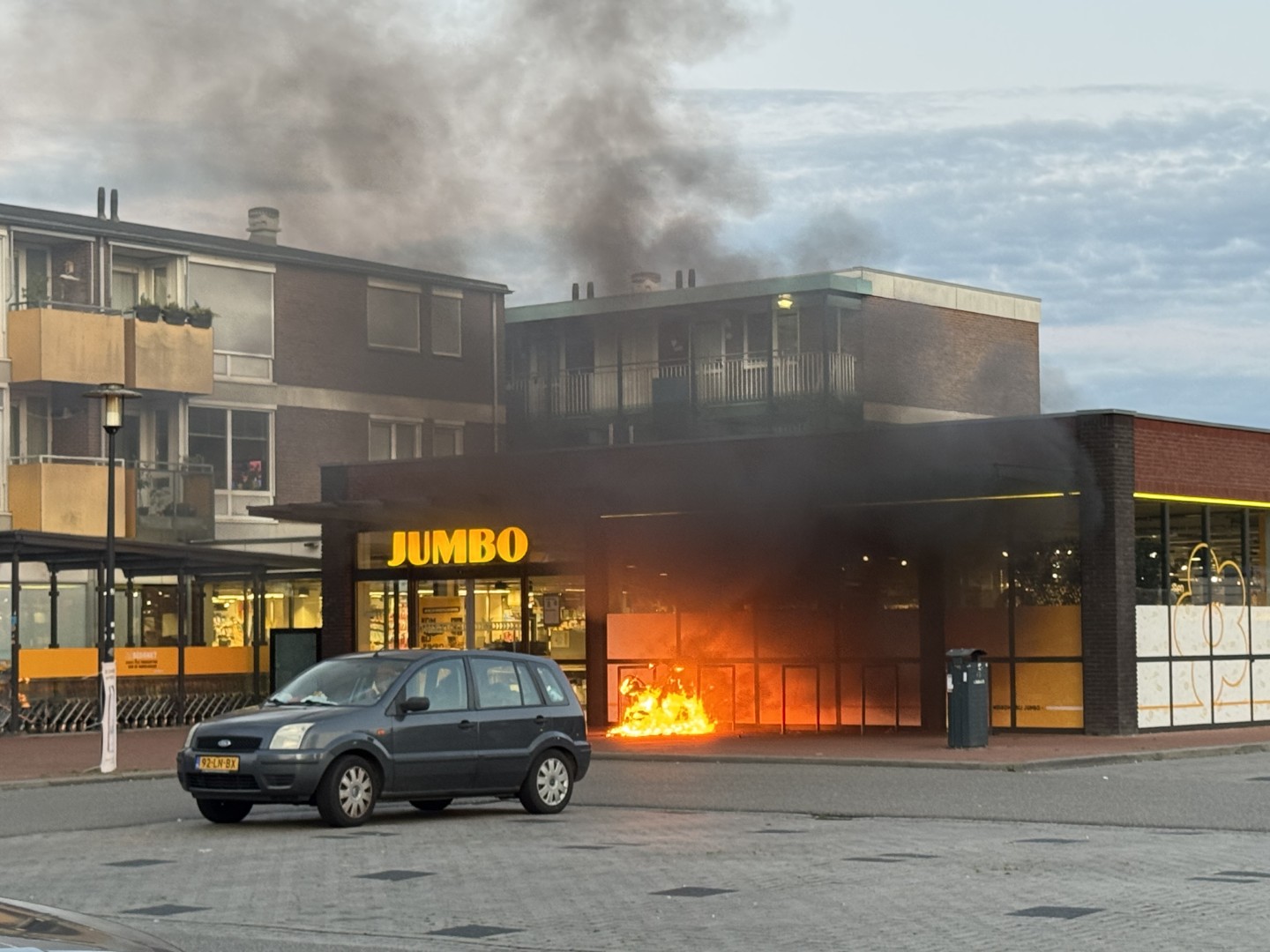 Scooter in brand bij supermarkt
