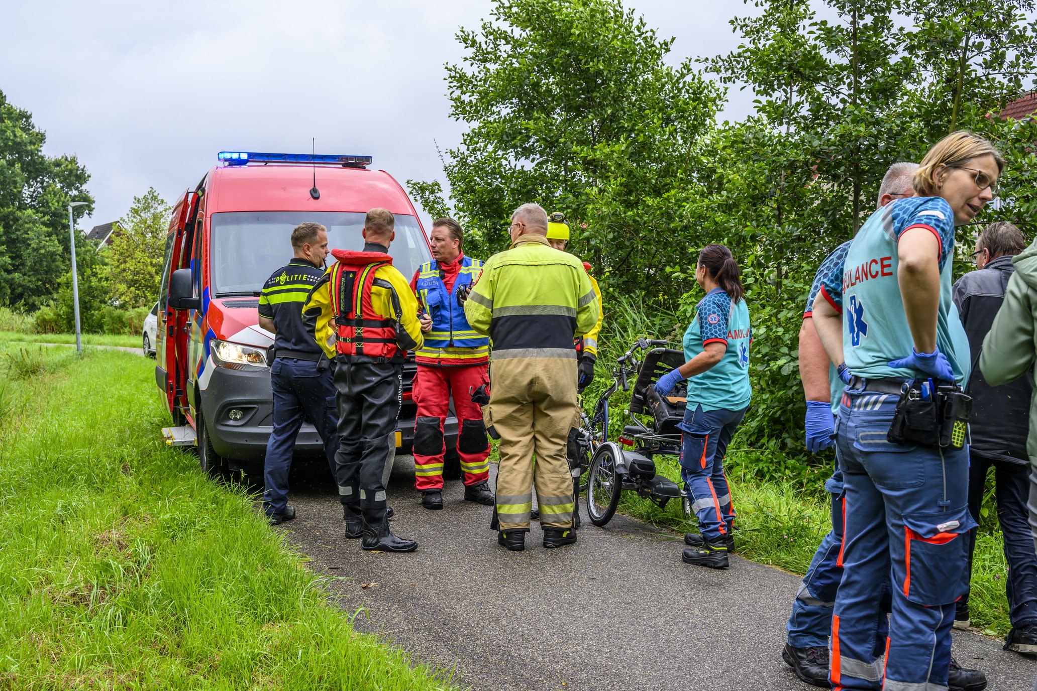 Persoon met driewieler raakt te water in vijver