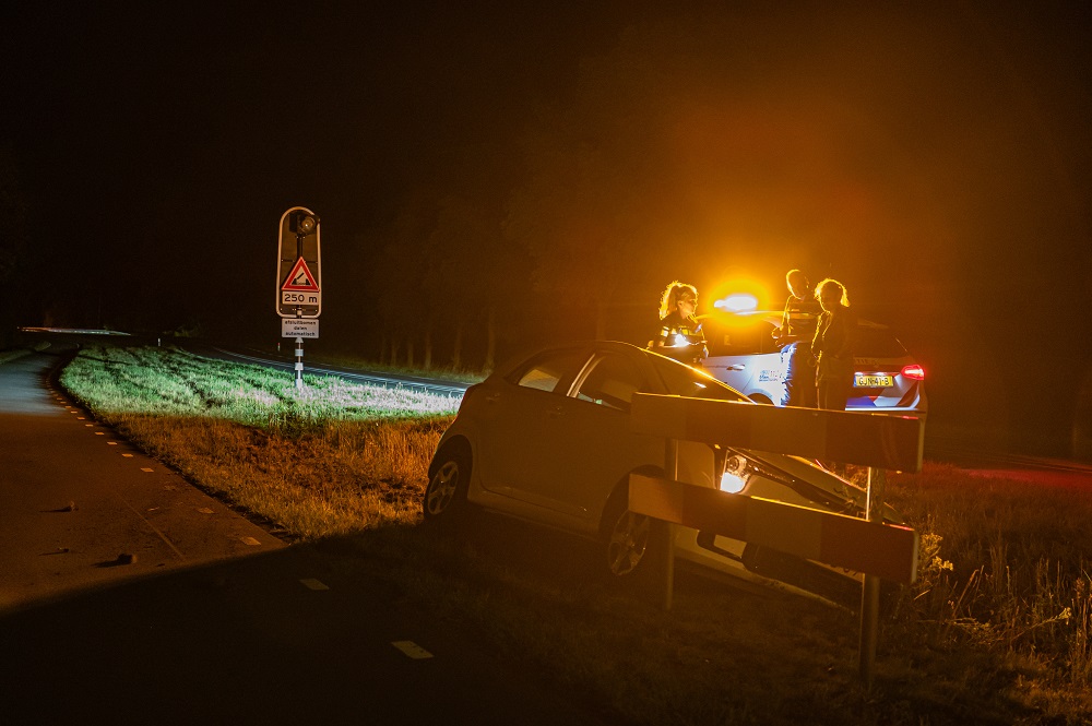 Vrouw verliest macht over stuur en belandt in greppel