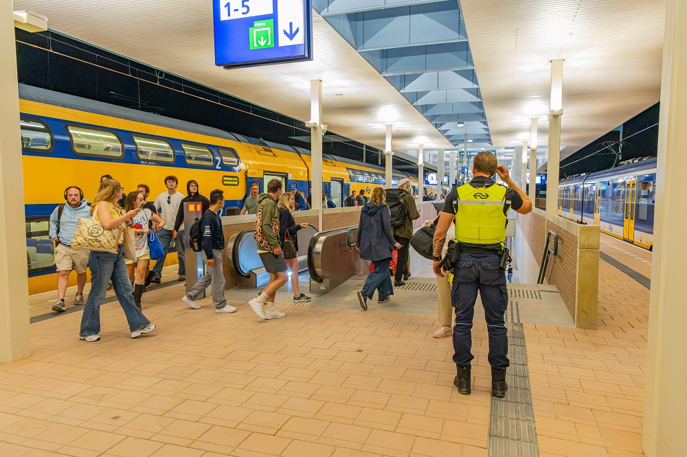 Eerste trein arriveert op vernieuwd station Groningen na 64 dagen treinvrije periode