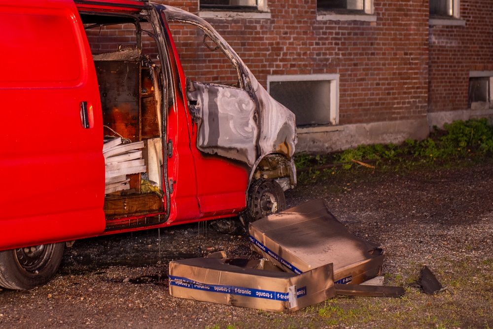 Bestelbus uitgebrand, politie doet onderzoek