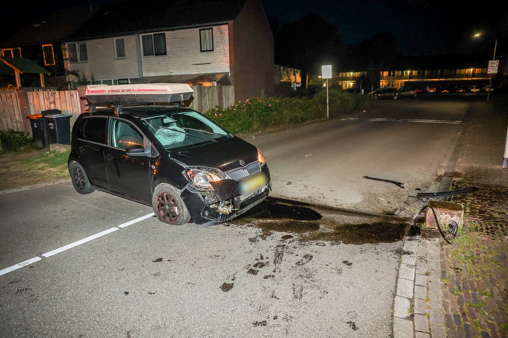 Jongen (16) neemt auto mee en botst tegen betonblok