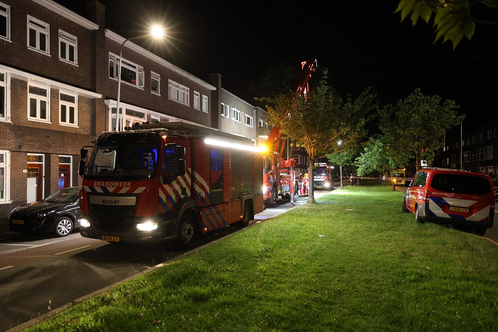 Brand op balkon dreigt over te slaan, brandweer schaalt op