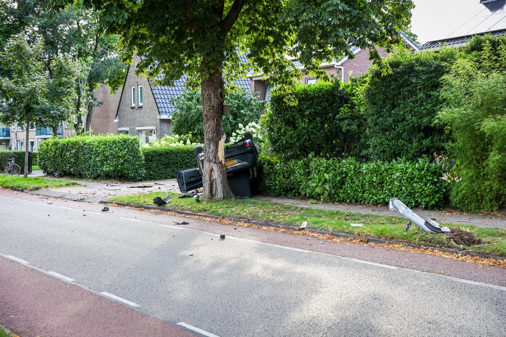 Auto raakt van de weg en ramt boom