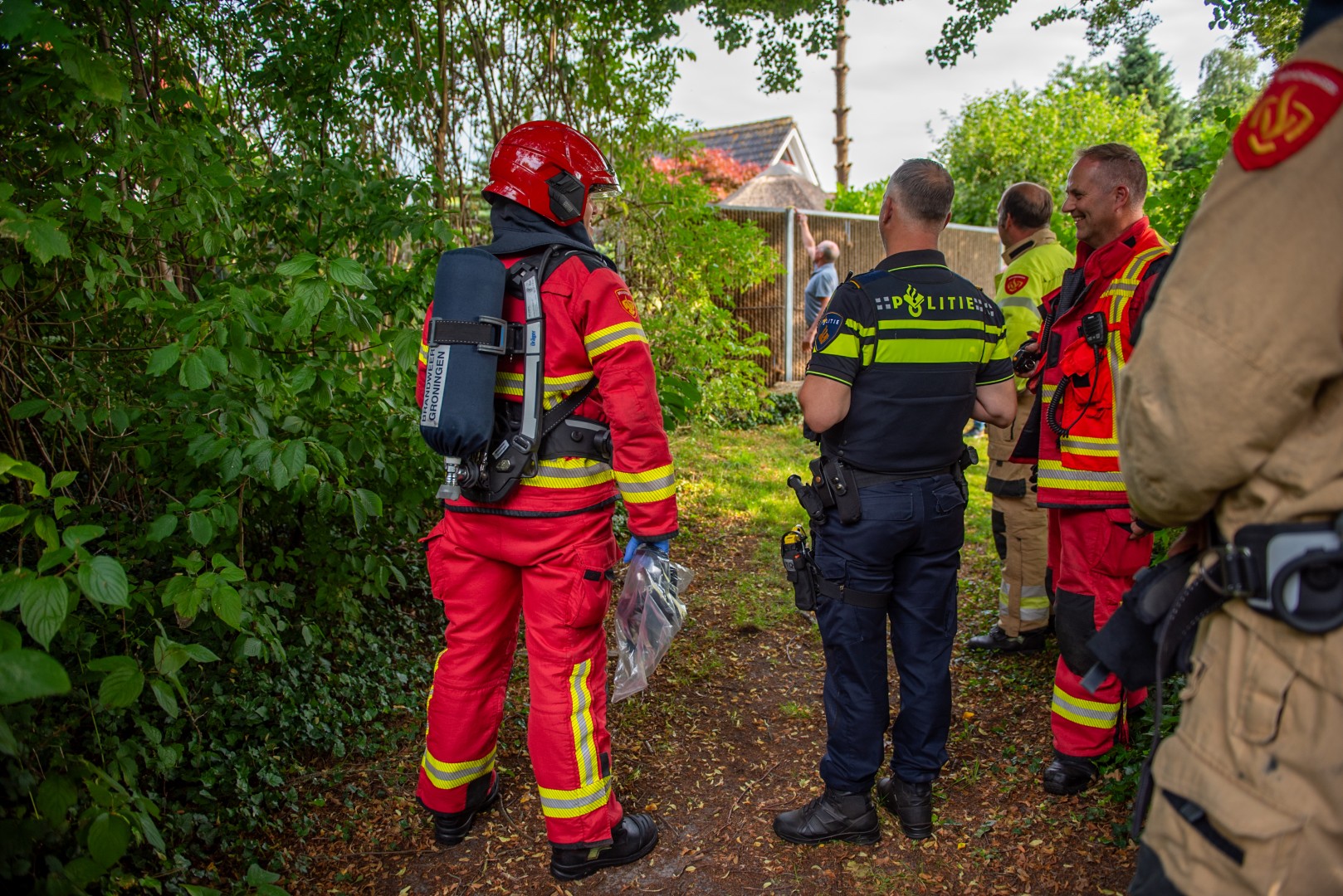Bewoners blussen zelf schuttingbrand