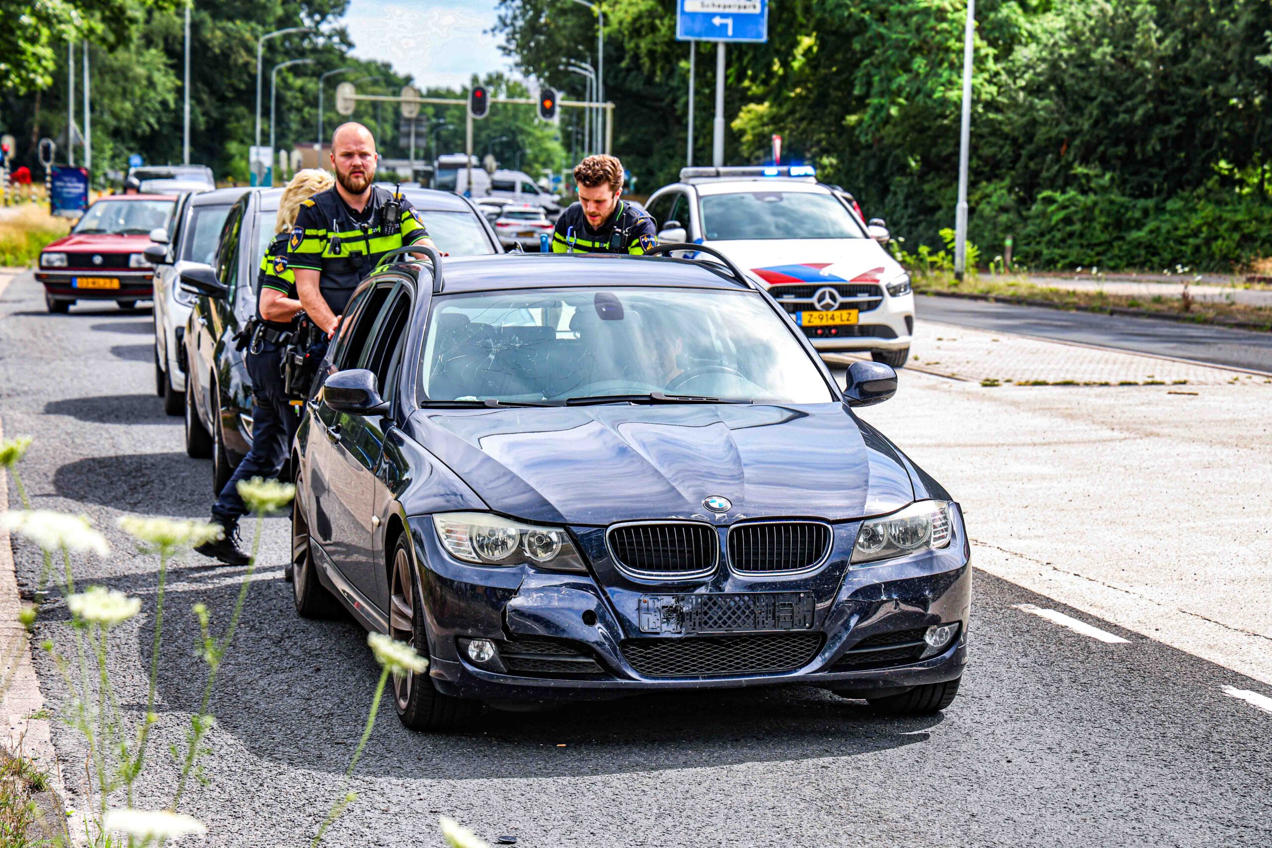 Kop-staartbotsing voor zebrapad, geen gewonden