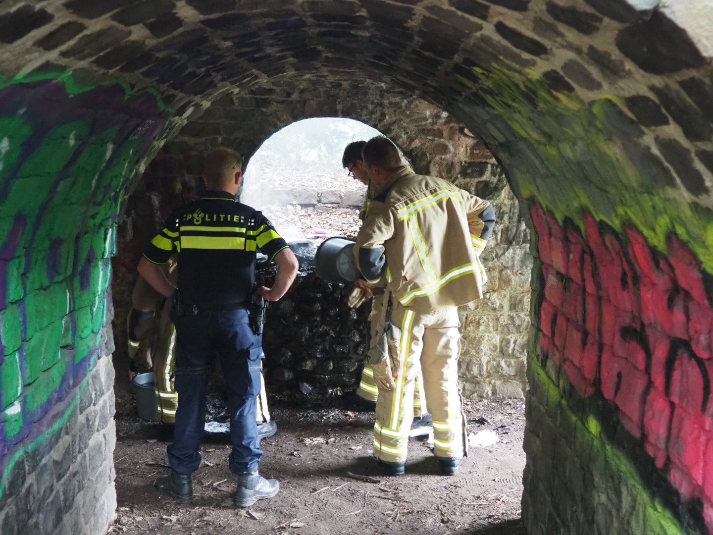 Schoolboeken in brand gestoken in tunneltje