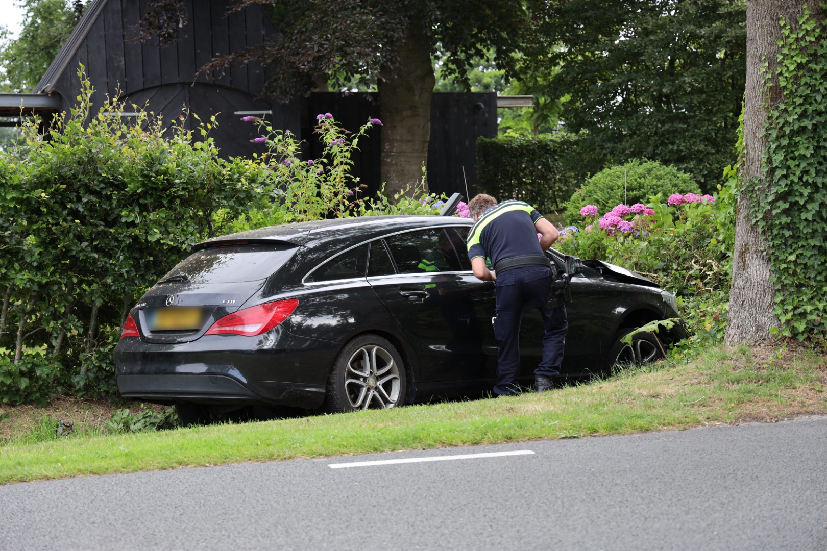 Bestuurder vlucht na eenzijdig ongeval