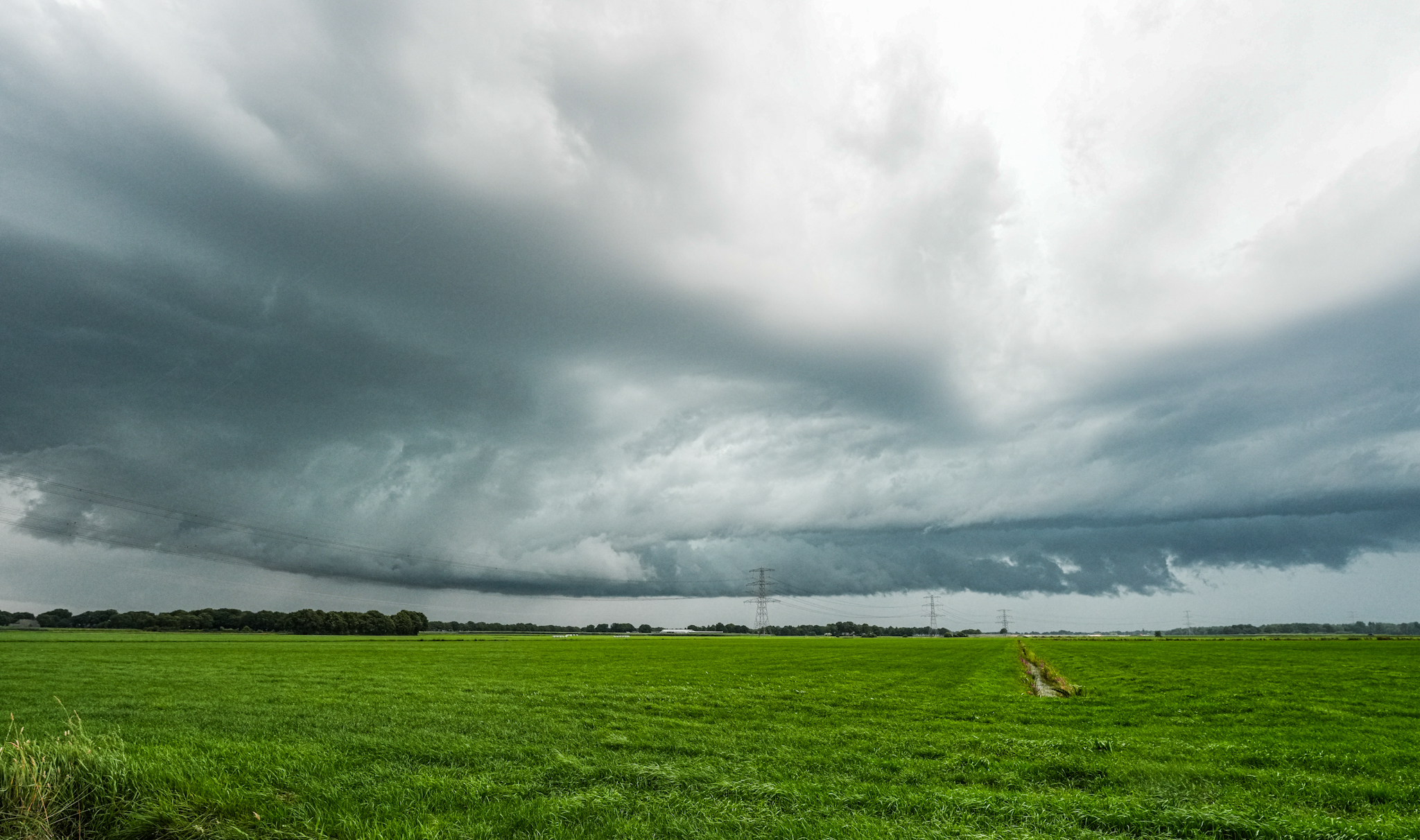 Flinke regenval en windstoten door shelfcloud