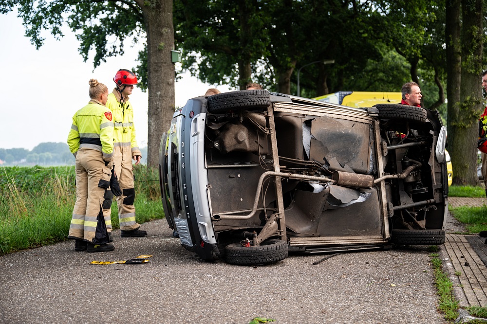 Brommobiel botst tegen boom en belandt op zijkant