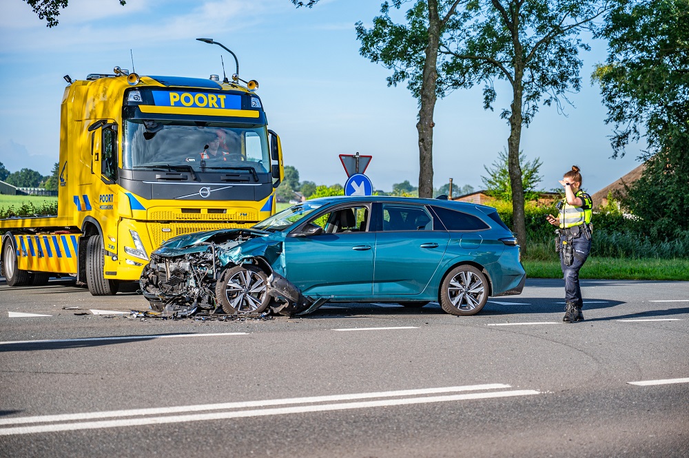 Ravage na botsing, twee gewonden in ambulance