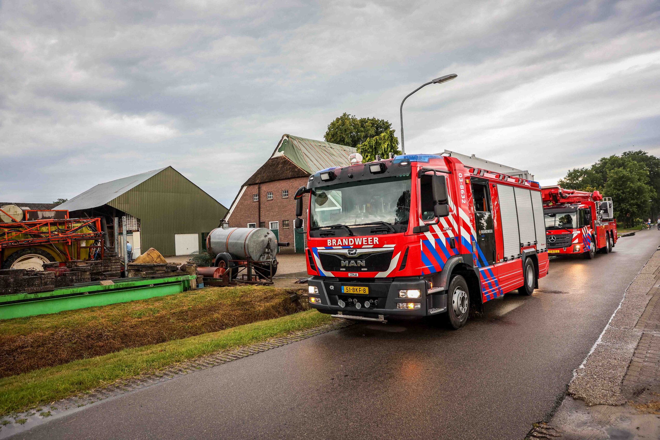 Brandweer controleert woning na blikseminslag