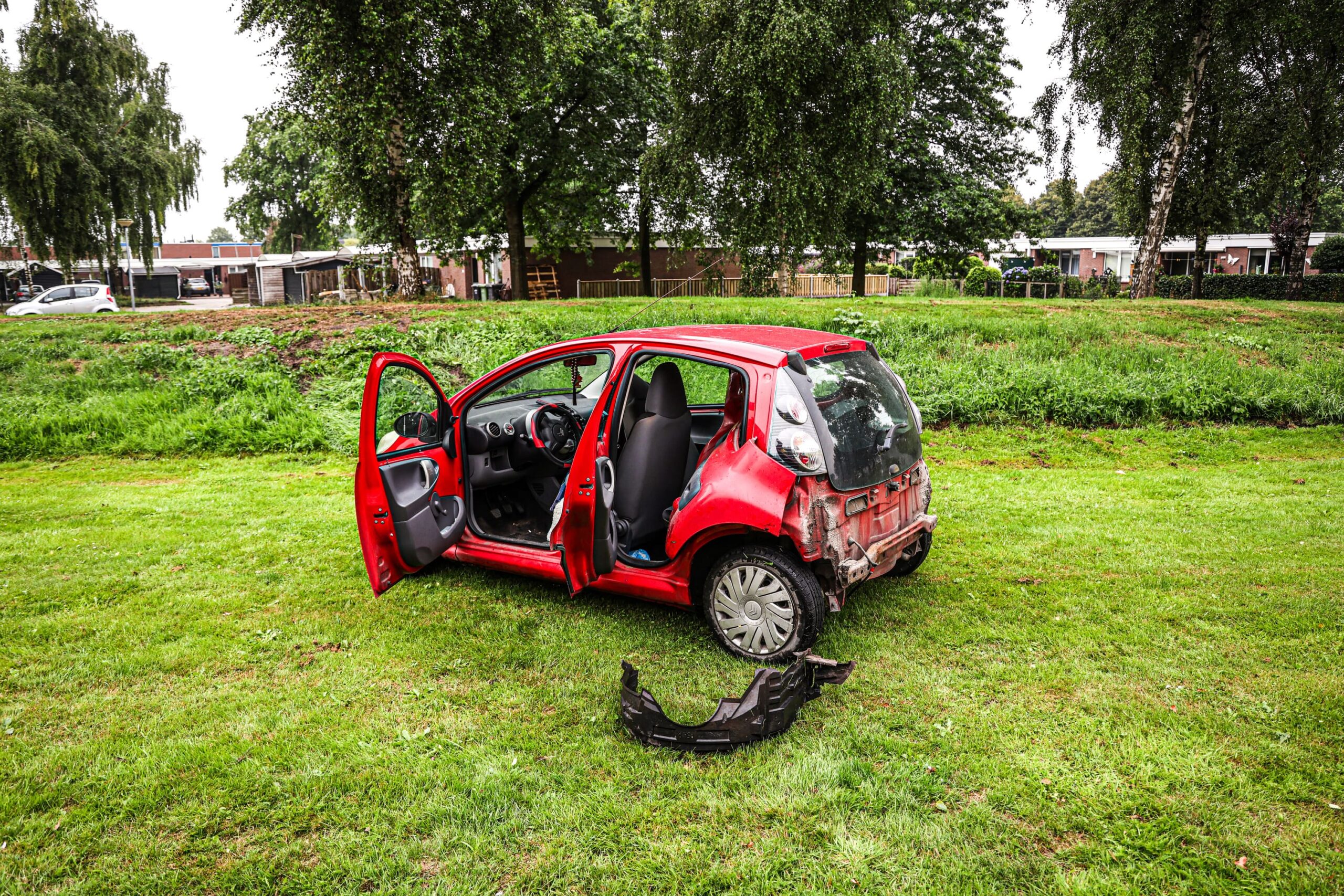 Automobilist raakt controle over stuur kwijt en rijdt paal uit de grond