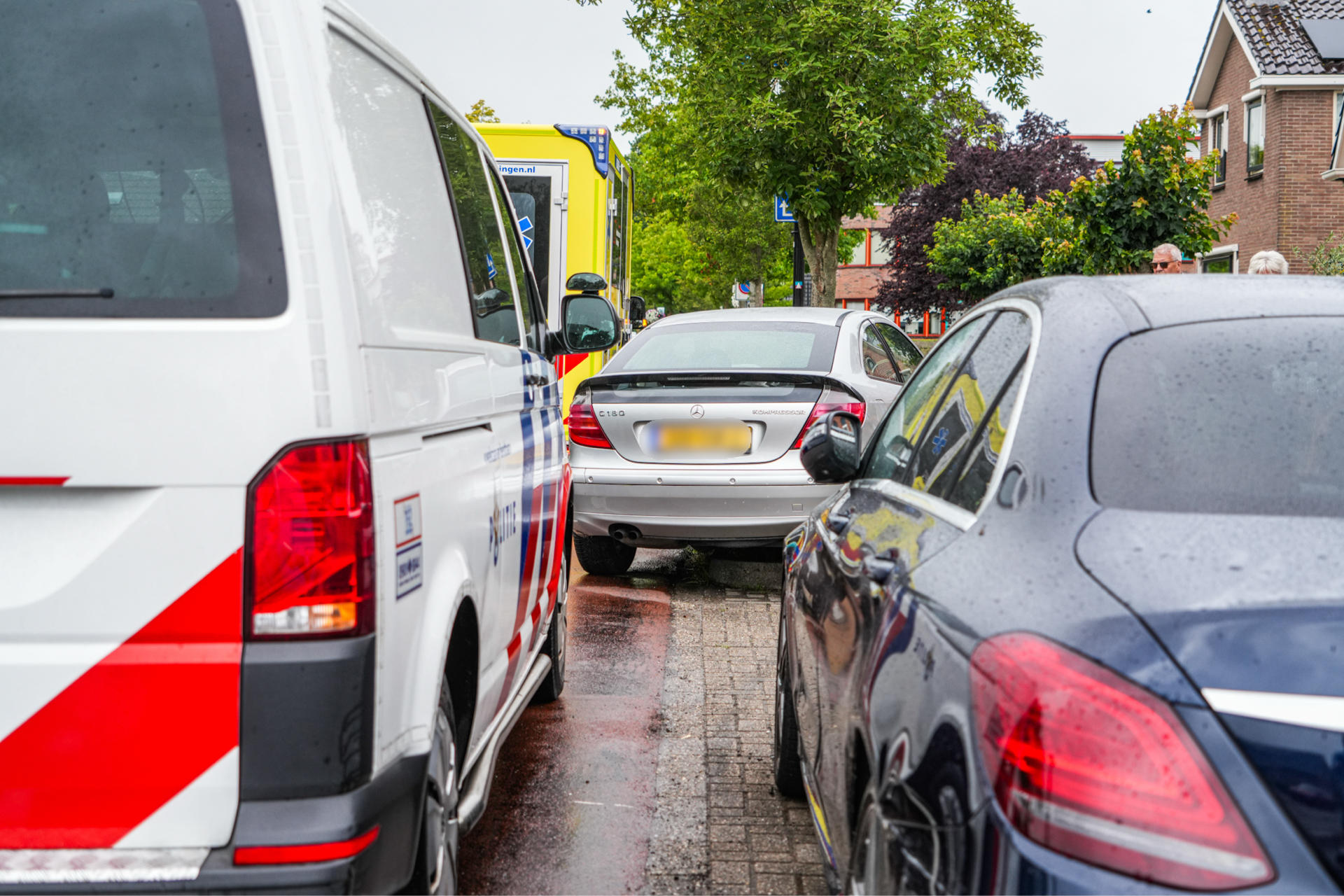 Auto belandt in bosjes na botsing