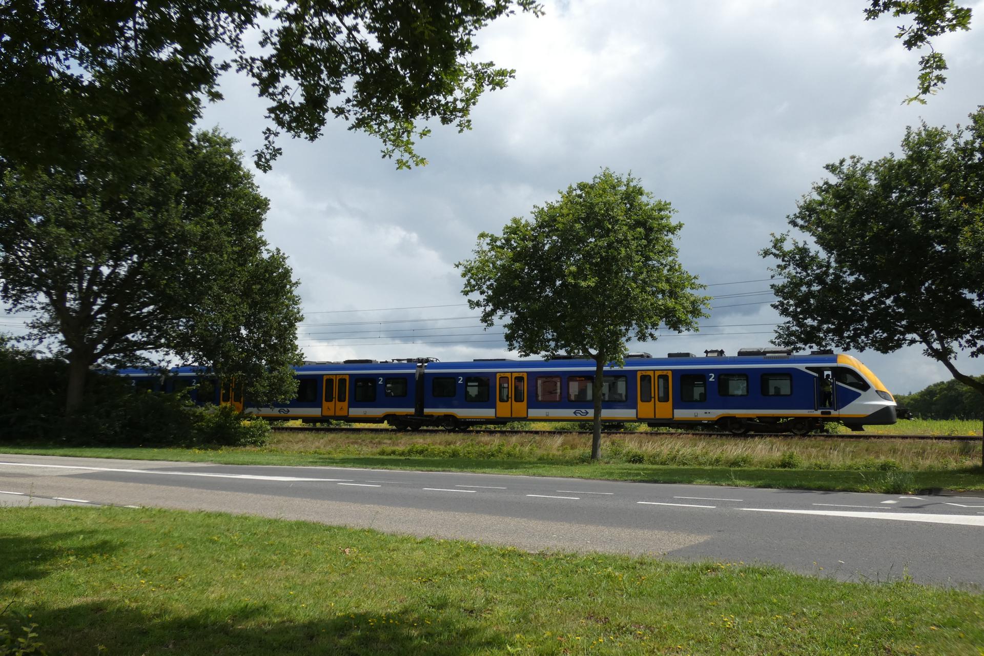 Trein rijdt persoon aan bij spoorwegovergang, treinverkeer stilgelegd