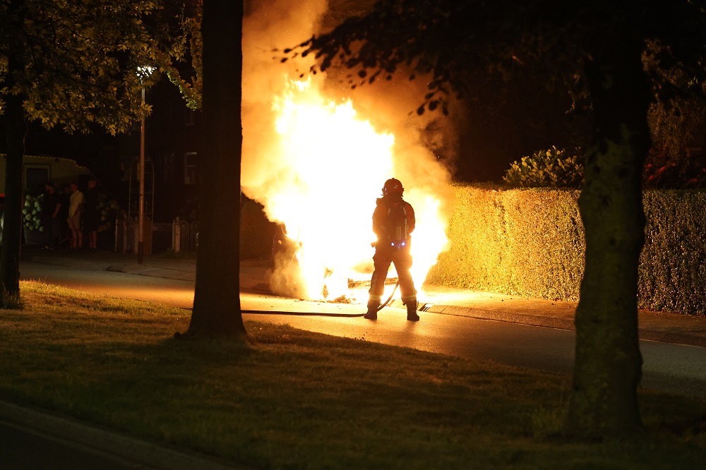 Metershoge vlammen bij autobrand, mogelijk brandstichting