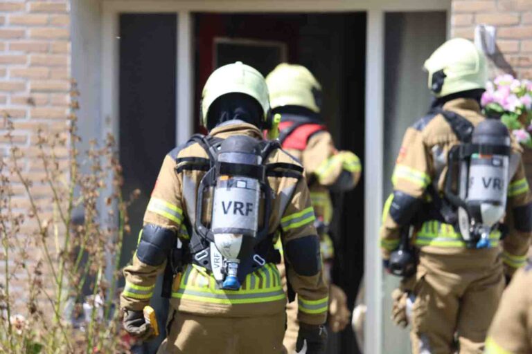 Buurtbewoners blussen woningbrand, bewoner gecontroleerd op rookinhalatie