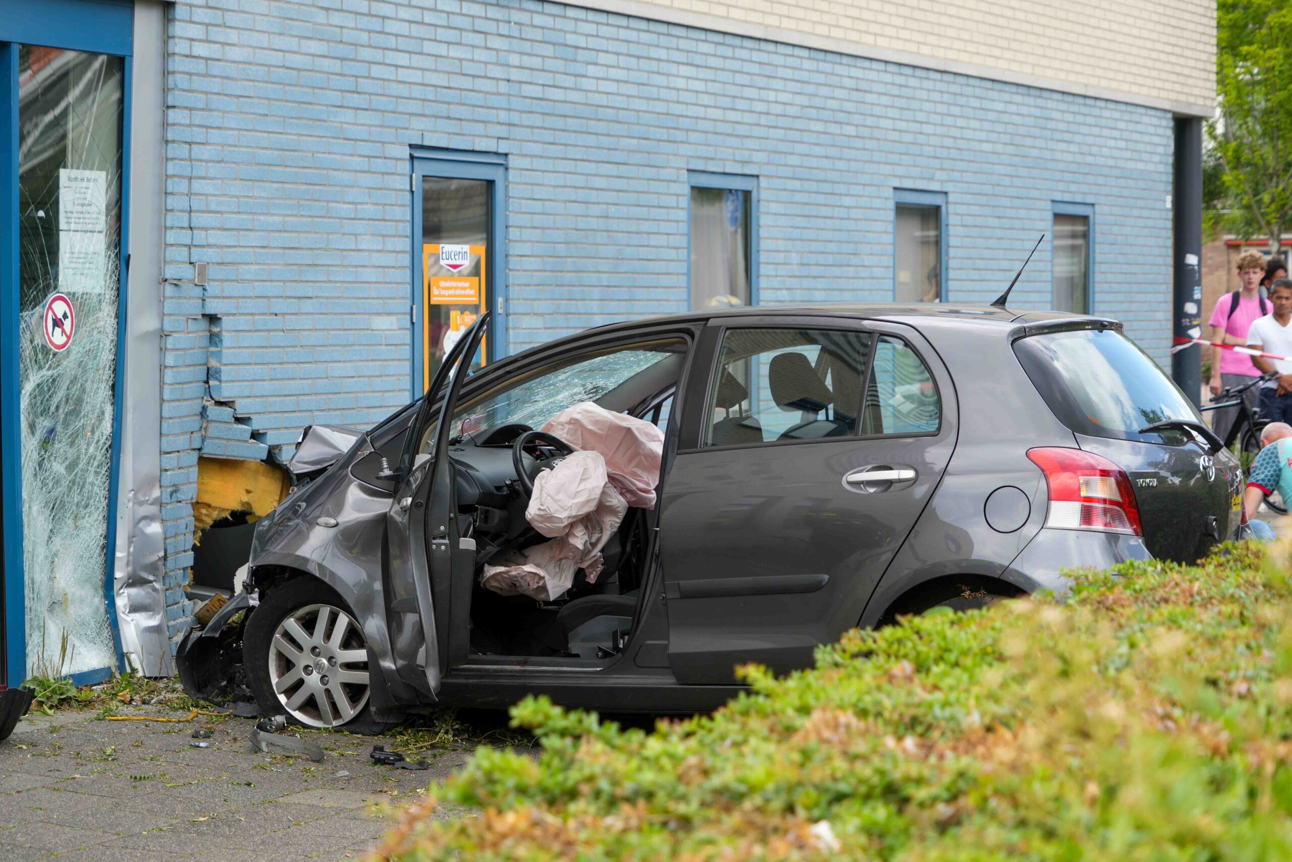 Auto ramt gevel huisartsenpraktijk, twee gewonden naar ziekenhuis