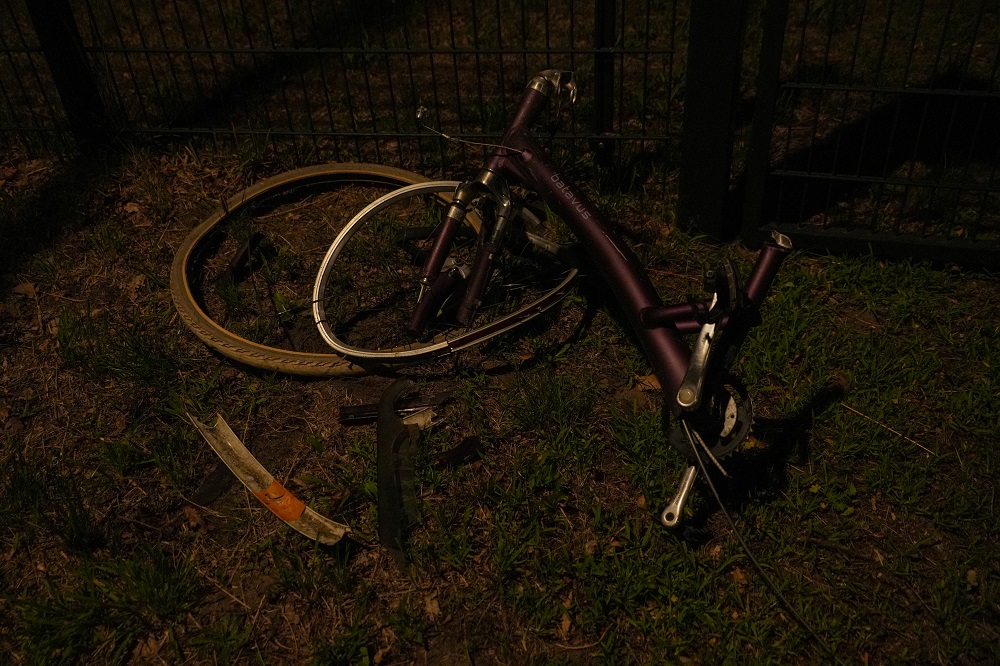 Fiets op spoor gegooid, trein botst er tegenaan