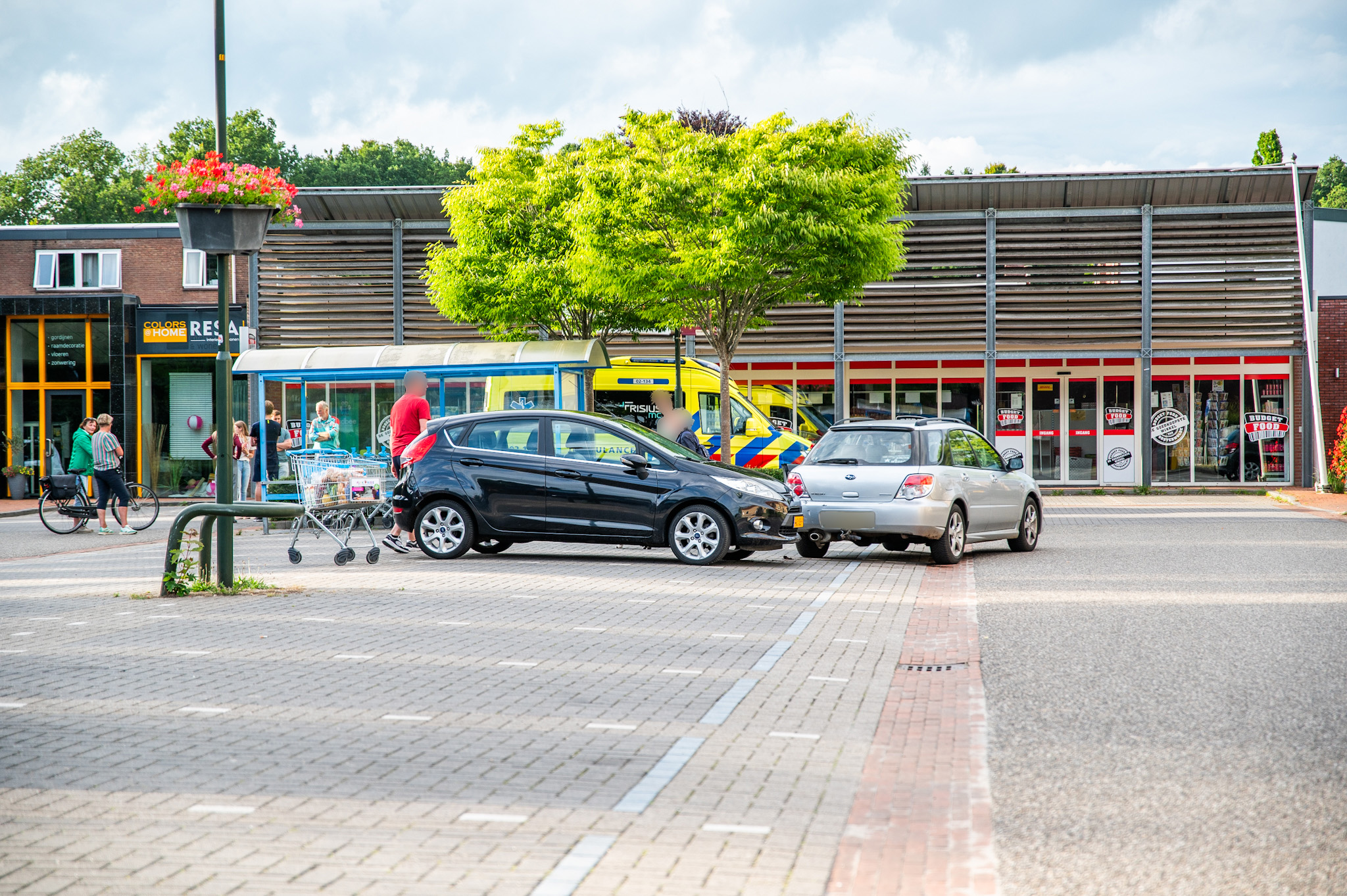 Auto rolt achteruit na uitstappen, bestuurder komt ten val