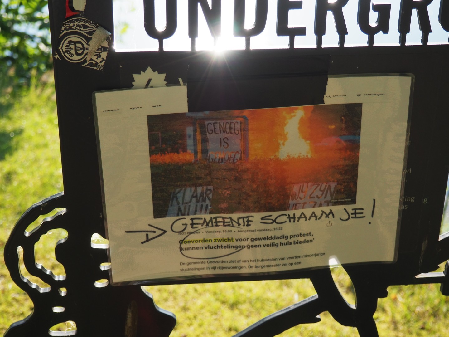 Protest tegen schrappen huisvesting minderjarige statushouders met kartonnen borden