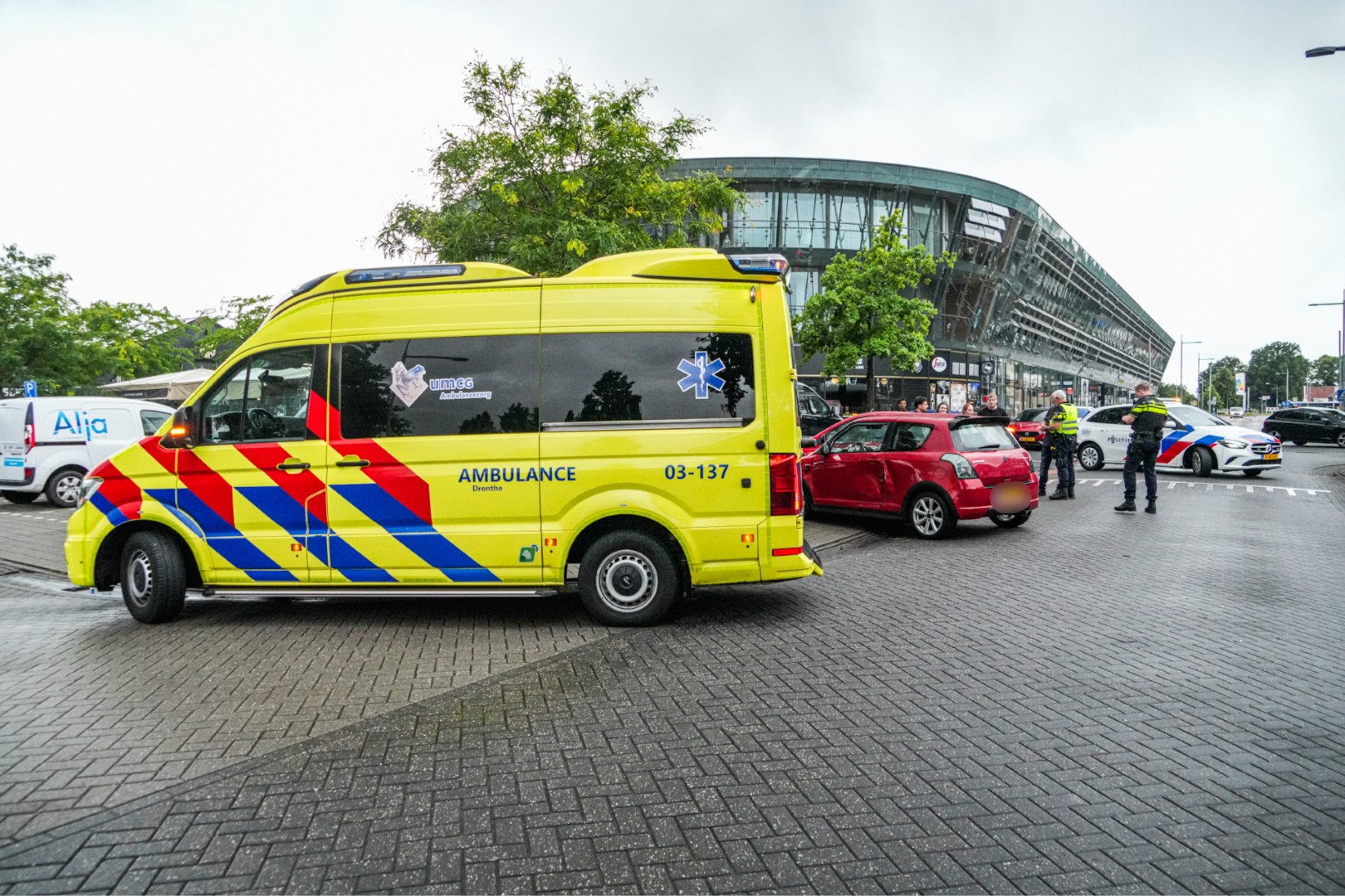 Vrouw gewond na botsing op kruispunt