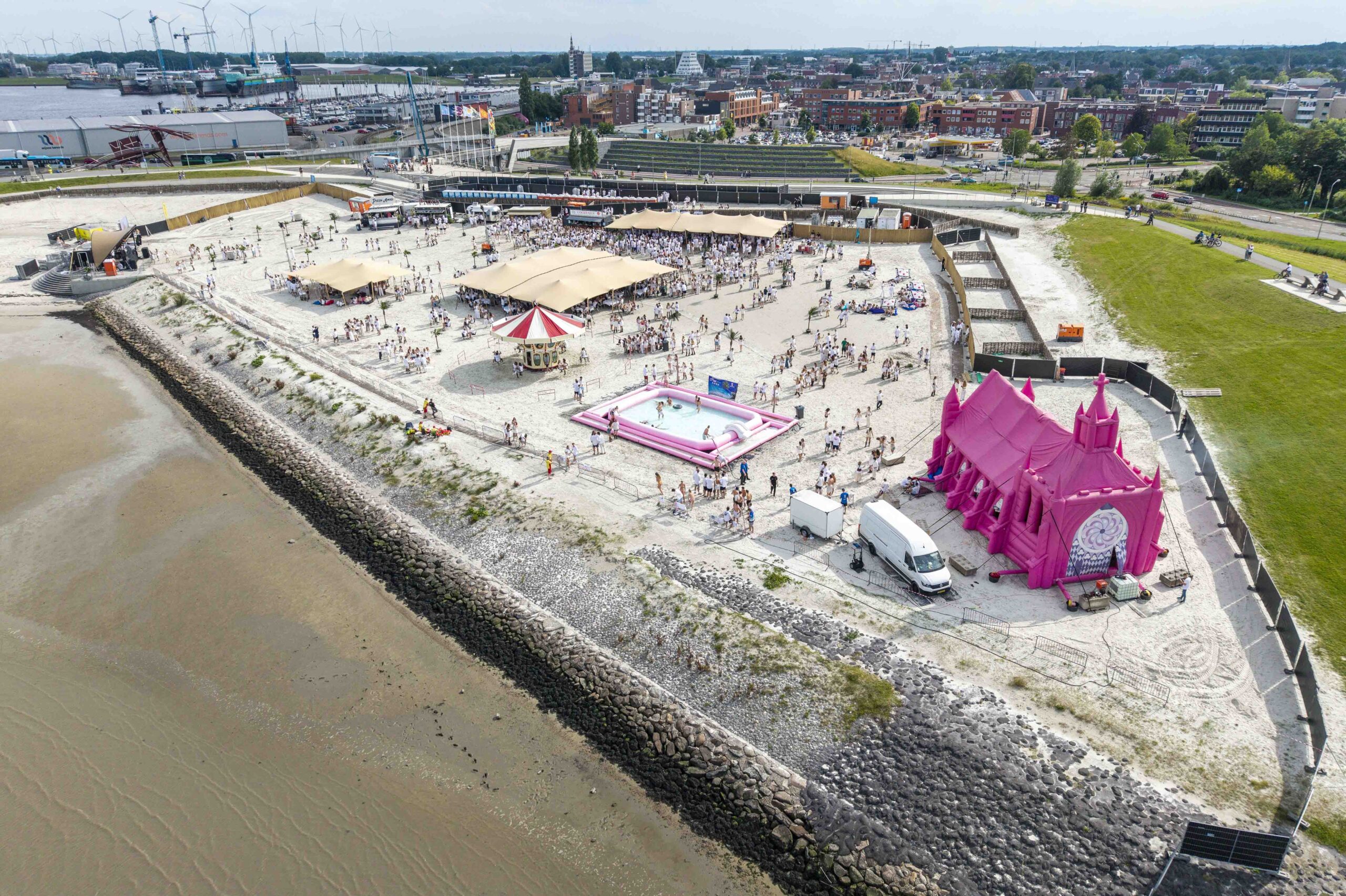 Ophef over besloten studentenfeest op stadsstrand: publiek buitengesloten