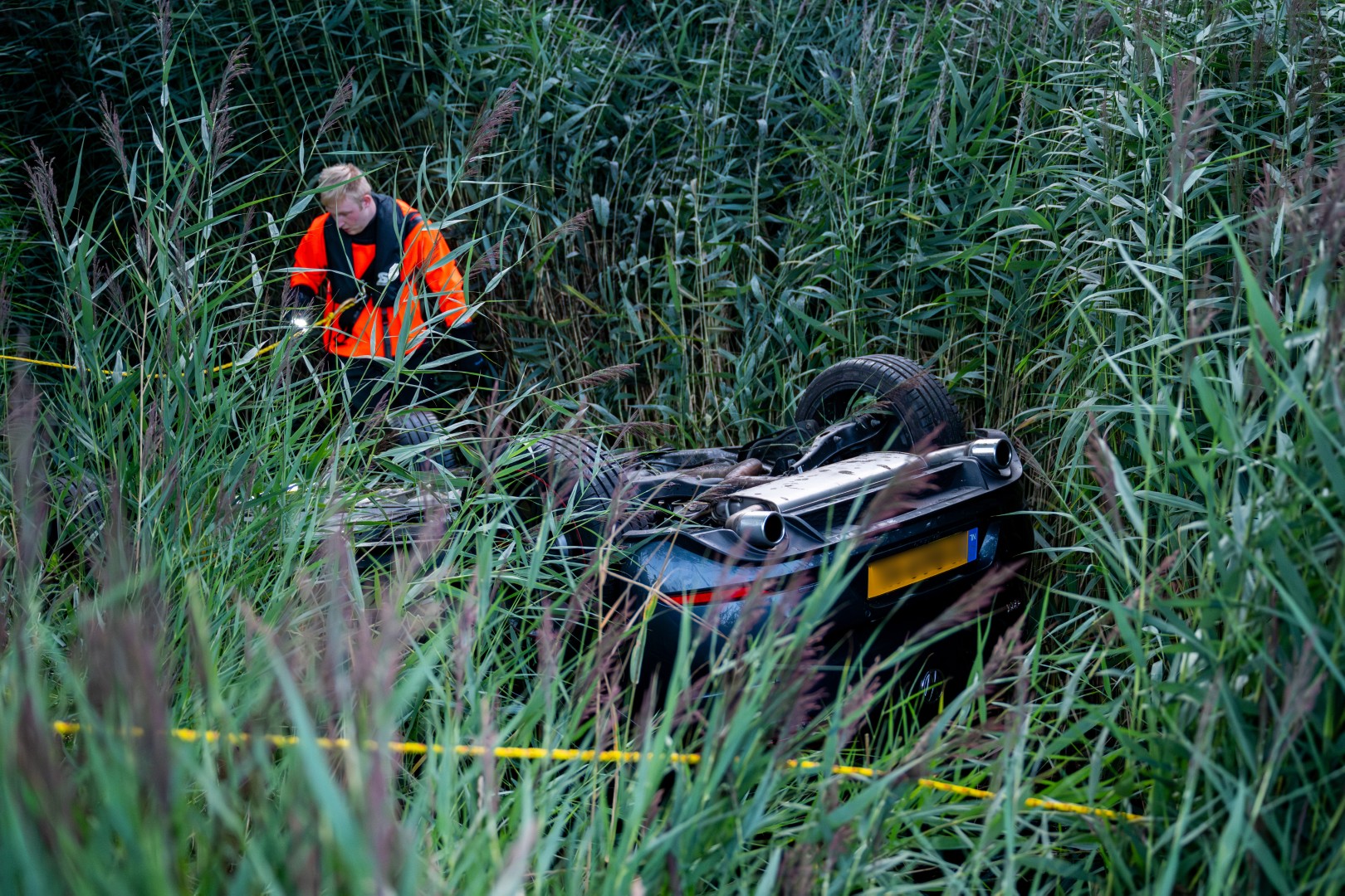 Auto over de kop in de sloot aangetroffen