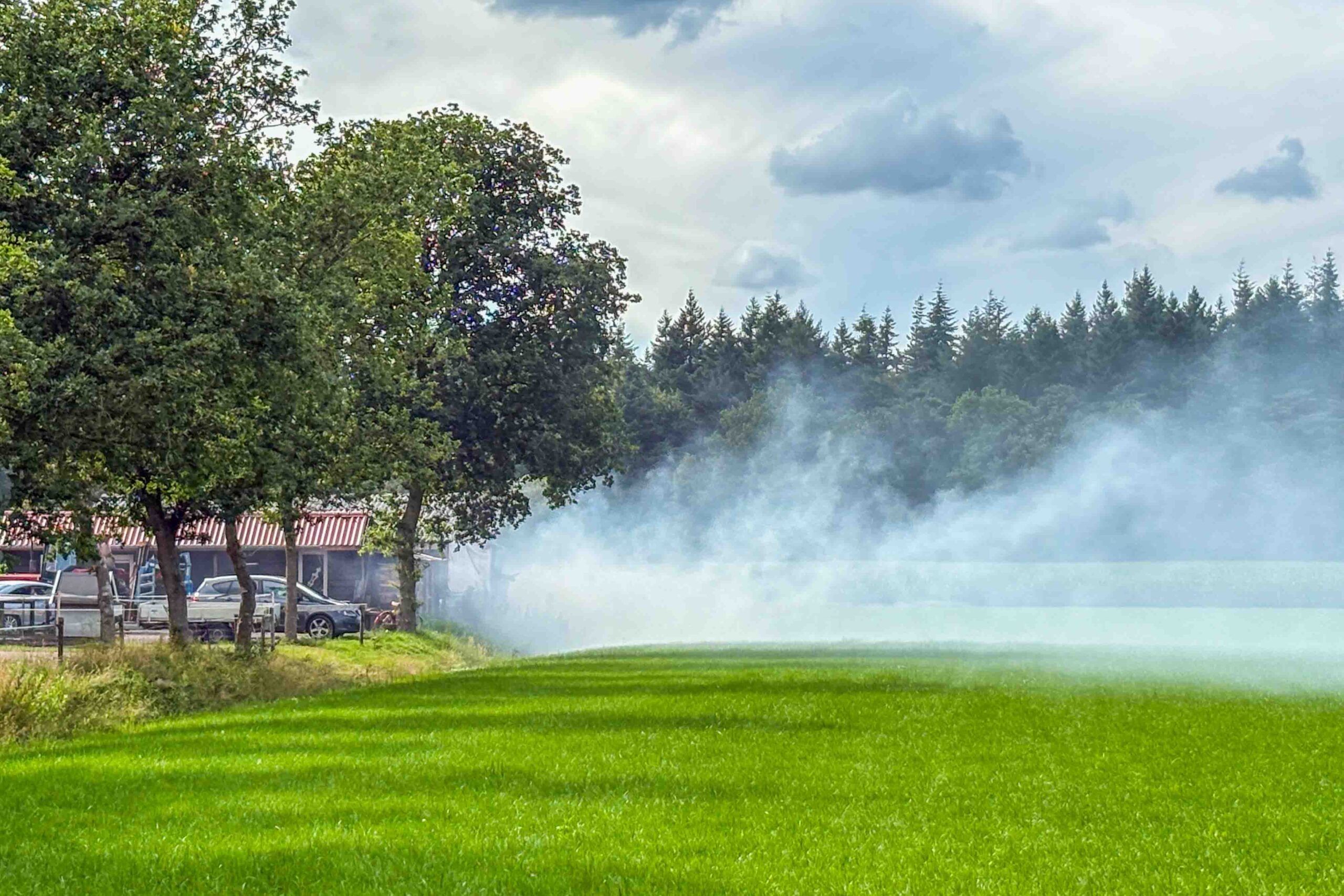 Forse buitenbrand zorgt voor rookoverlast, weg deels afgesloten
