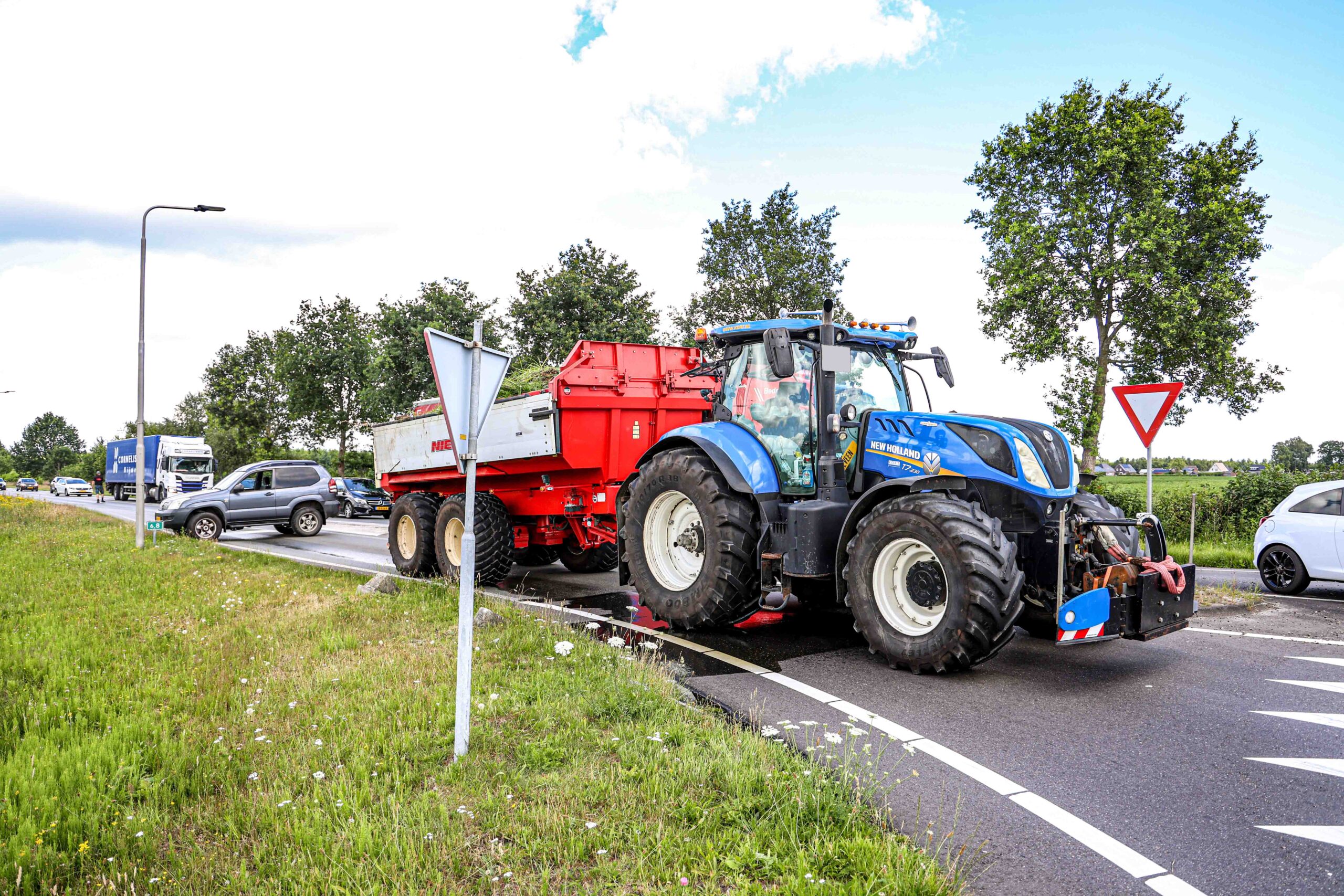 Gestrande trekker lekt vloeistof en veroorzaakt verkeerschaos