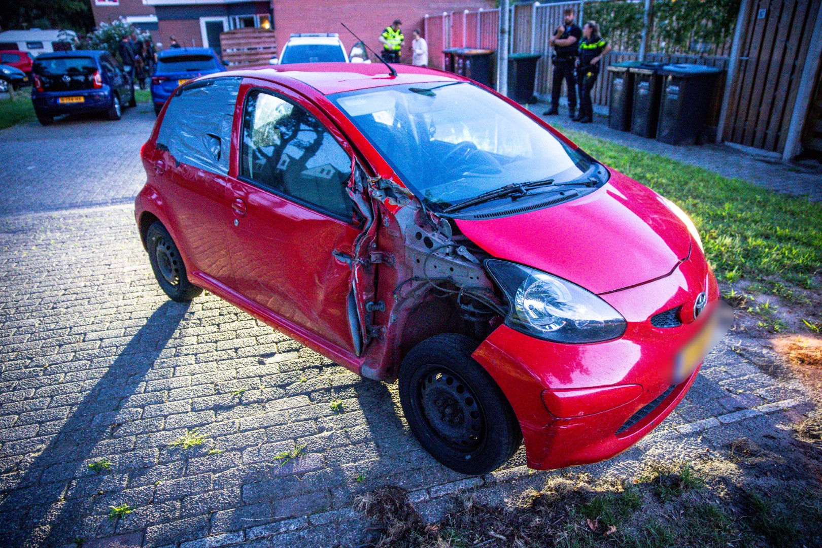 Achtervolging eindigt abrupt in woonwijk, inzittenden spoorloos