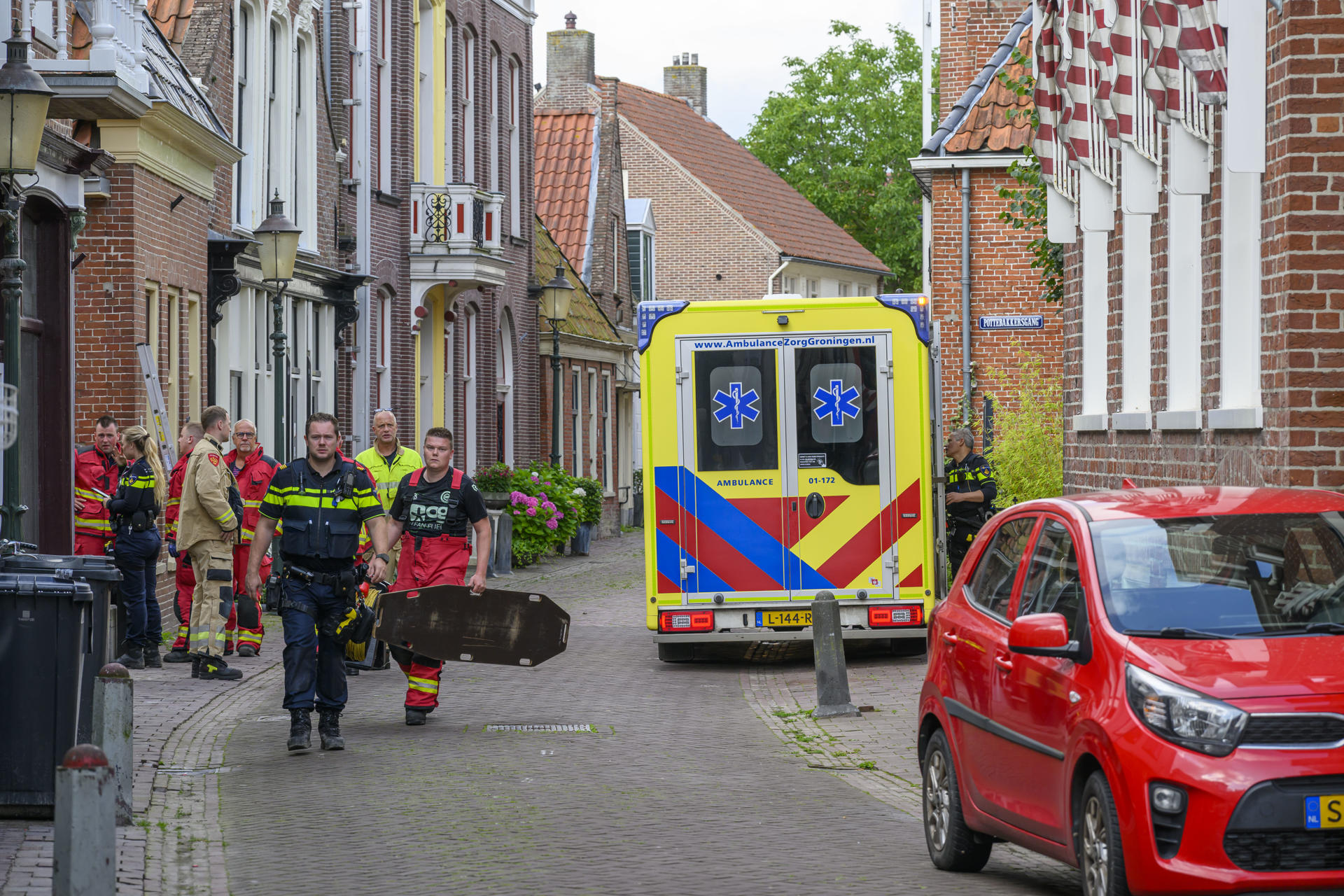 Vrouw raakt te water na val in tuin, buren schieten te hulp