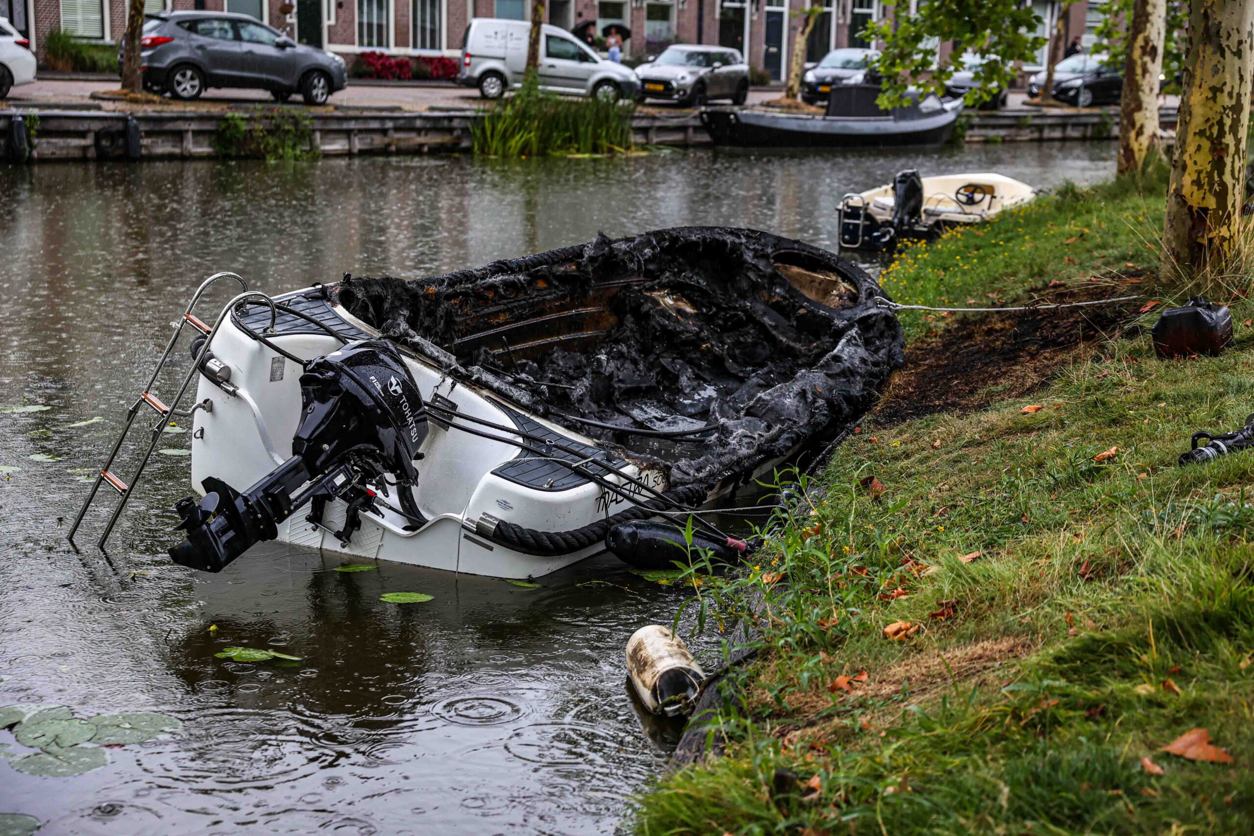 Boot volledig uitgebrand, brandweer voorkomt overslag