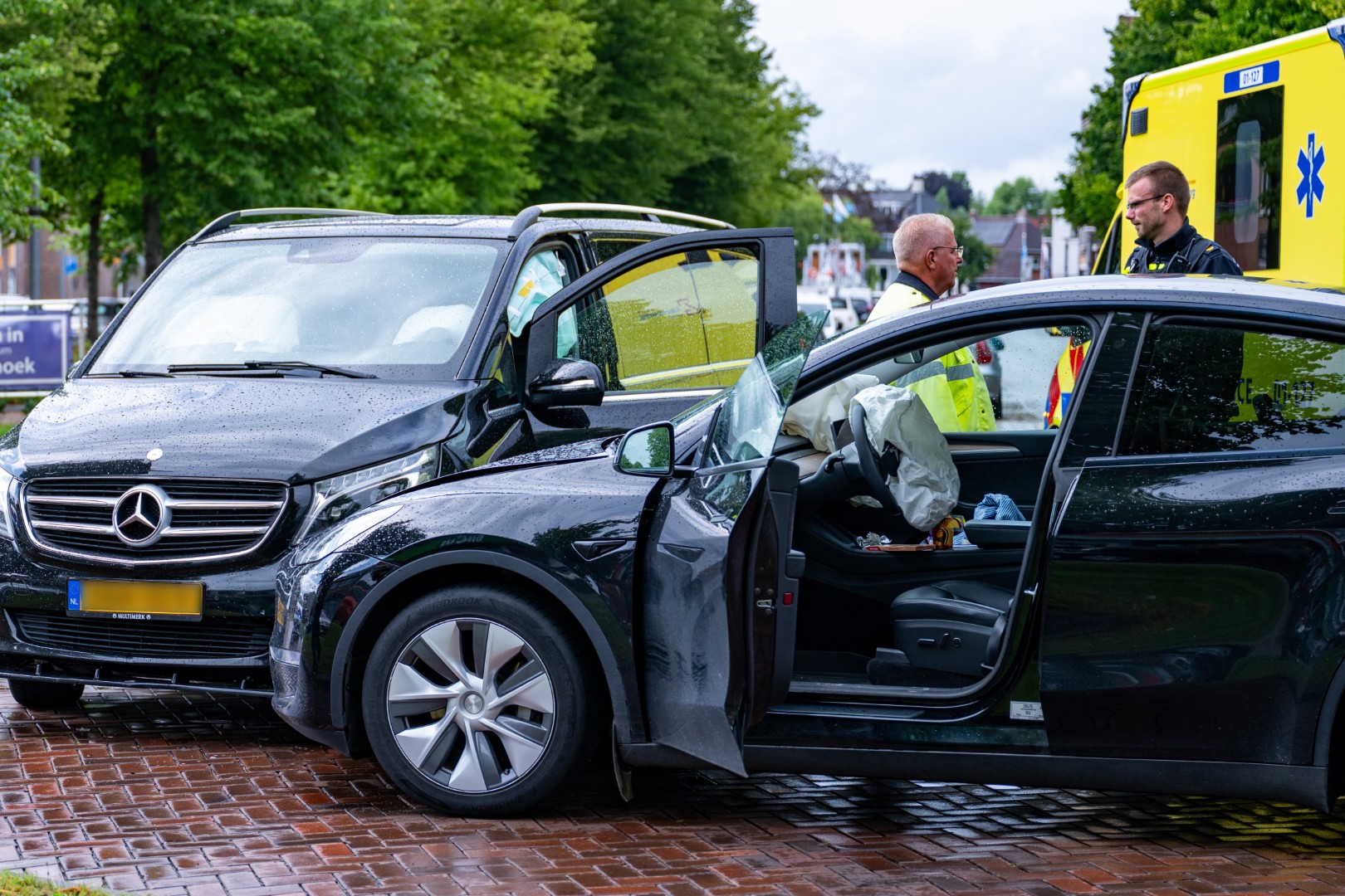 Airbags klappen uit bij forse aanrijding op kruising