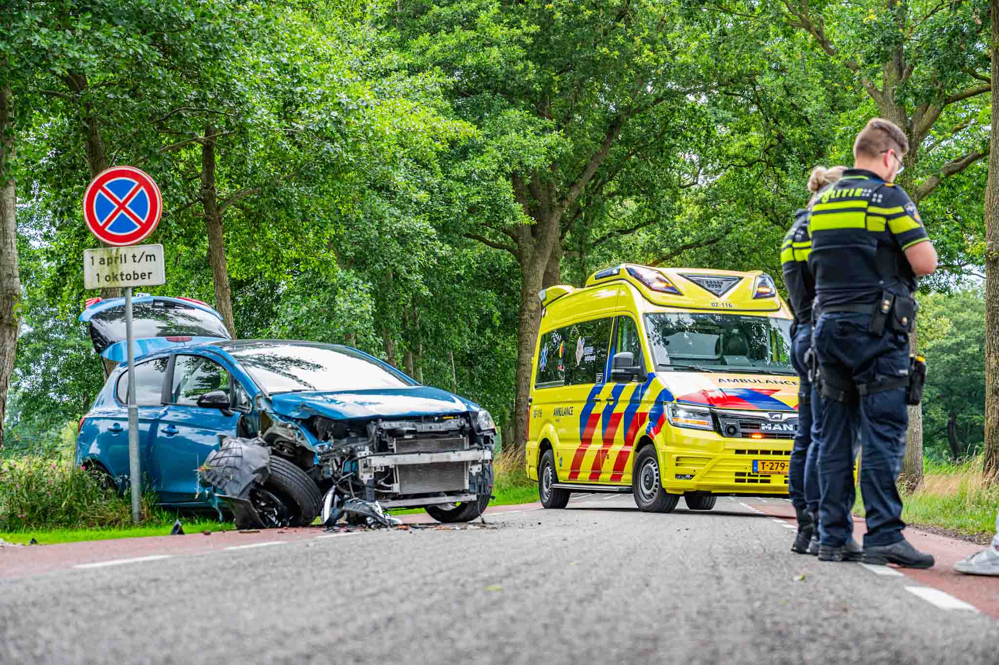 Automobilist (69) botst tegen boom, weg afgesloten