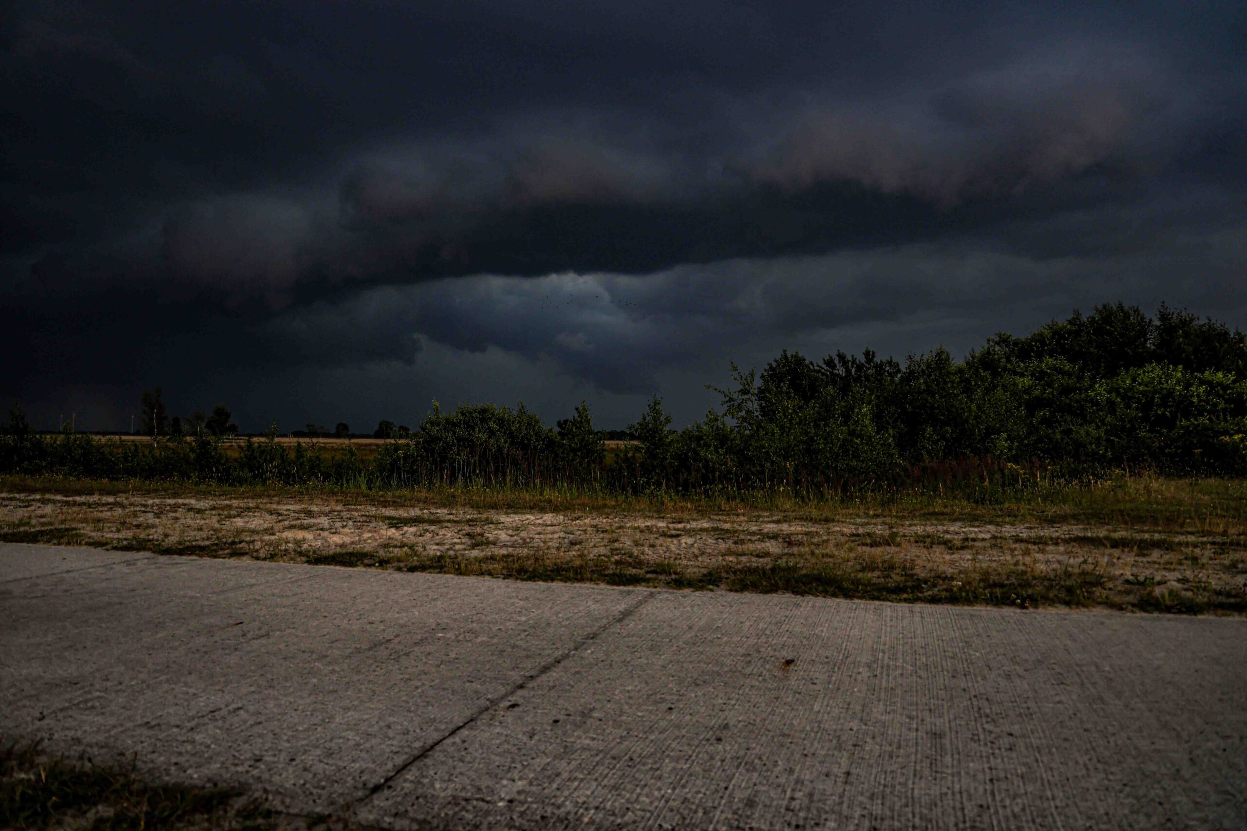 Donkere onweerswolken trekken in rap tempo over Bargerveen