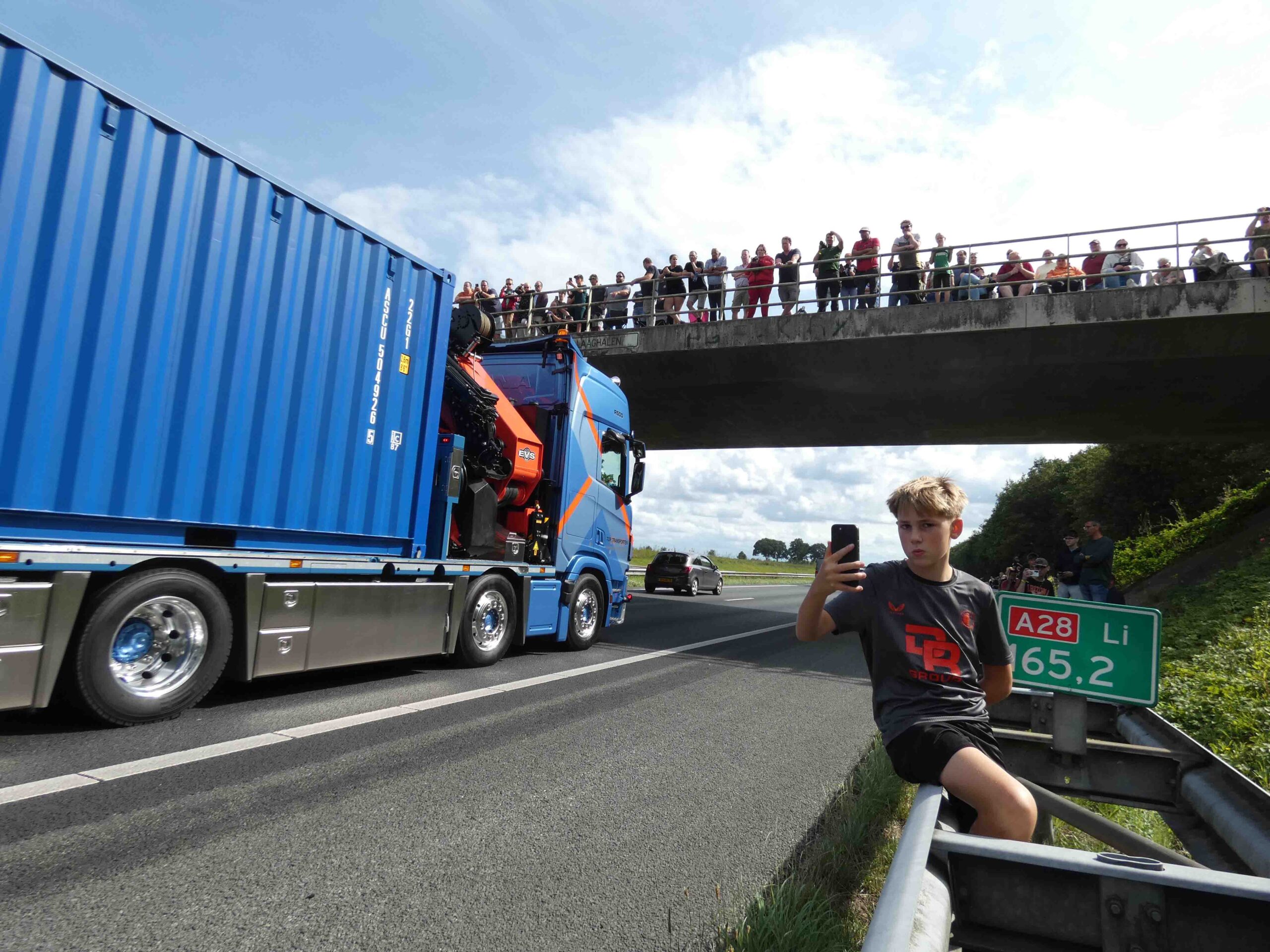 Honderden trucks trekken in stoet voorbij bij uittocht Truckstar Festival