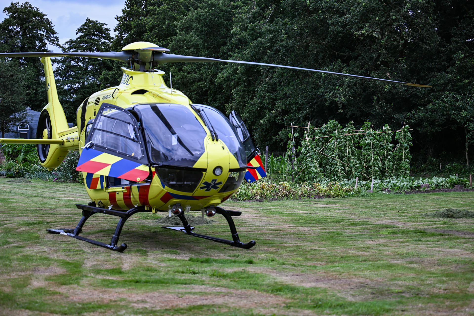 Traumahelikopter ingezet voor incident met Kind, schade aan moestuin door landing