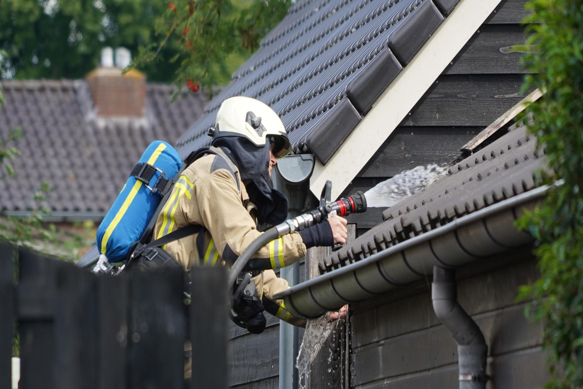 Brandweer ingezet na rookontwikkeling onder dakpannen
