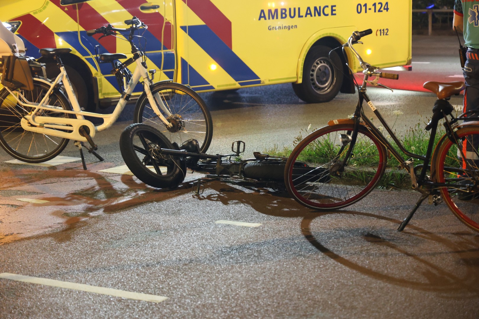 Automobilist ziet fatbiker over het hoofd