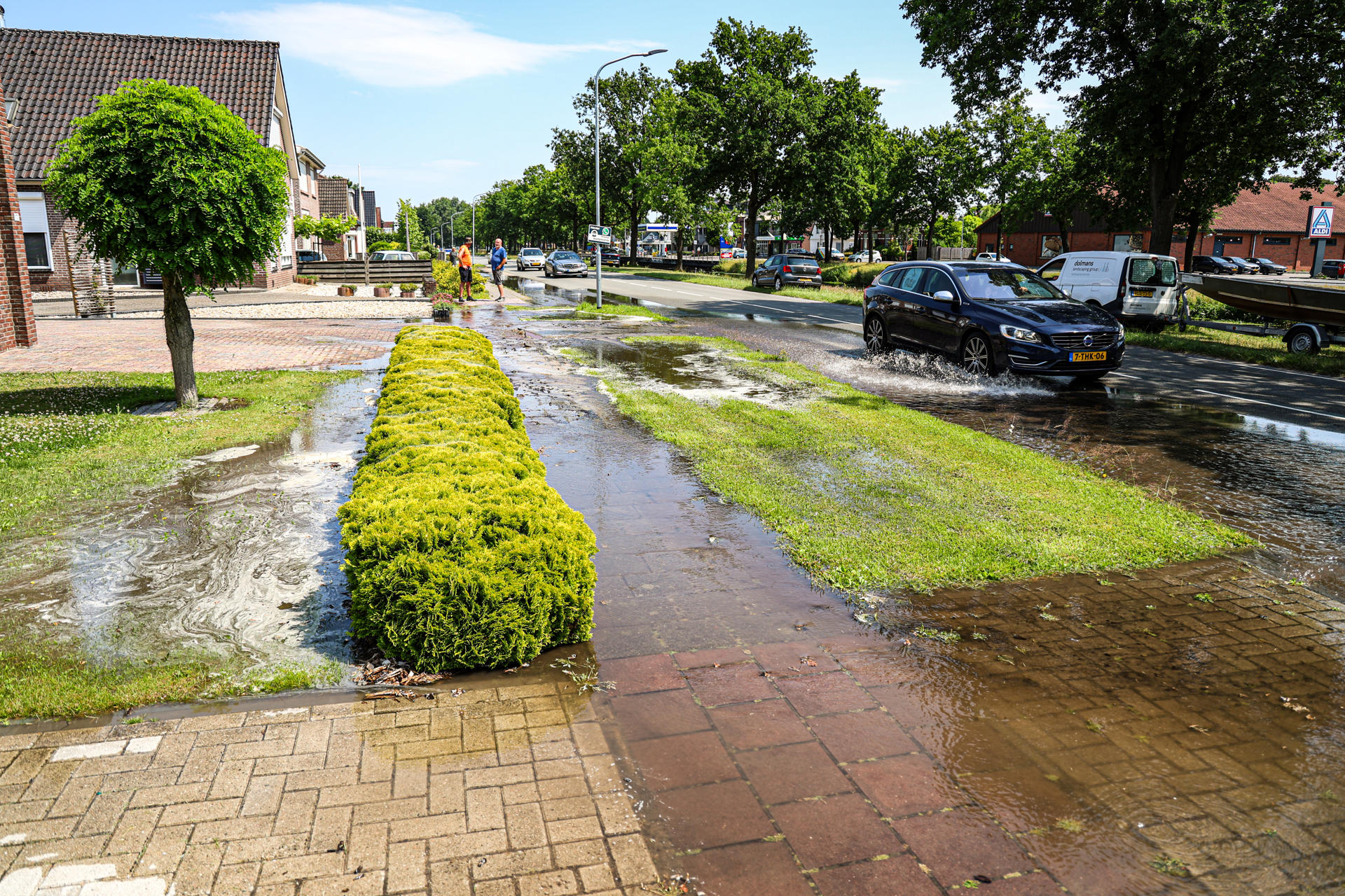 Gesprongen waterleiding zet straat en tuinen blank
