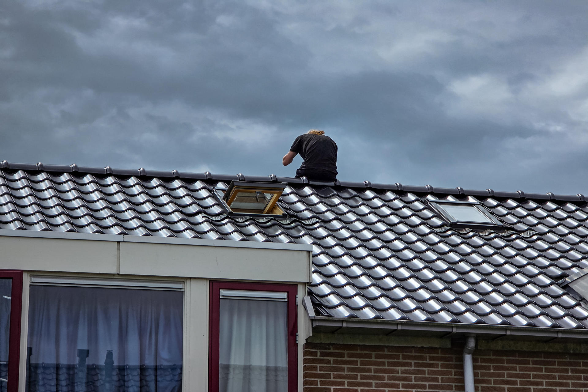 Aanhouding loopt uit op valpartij van dak