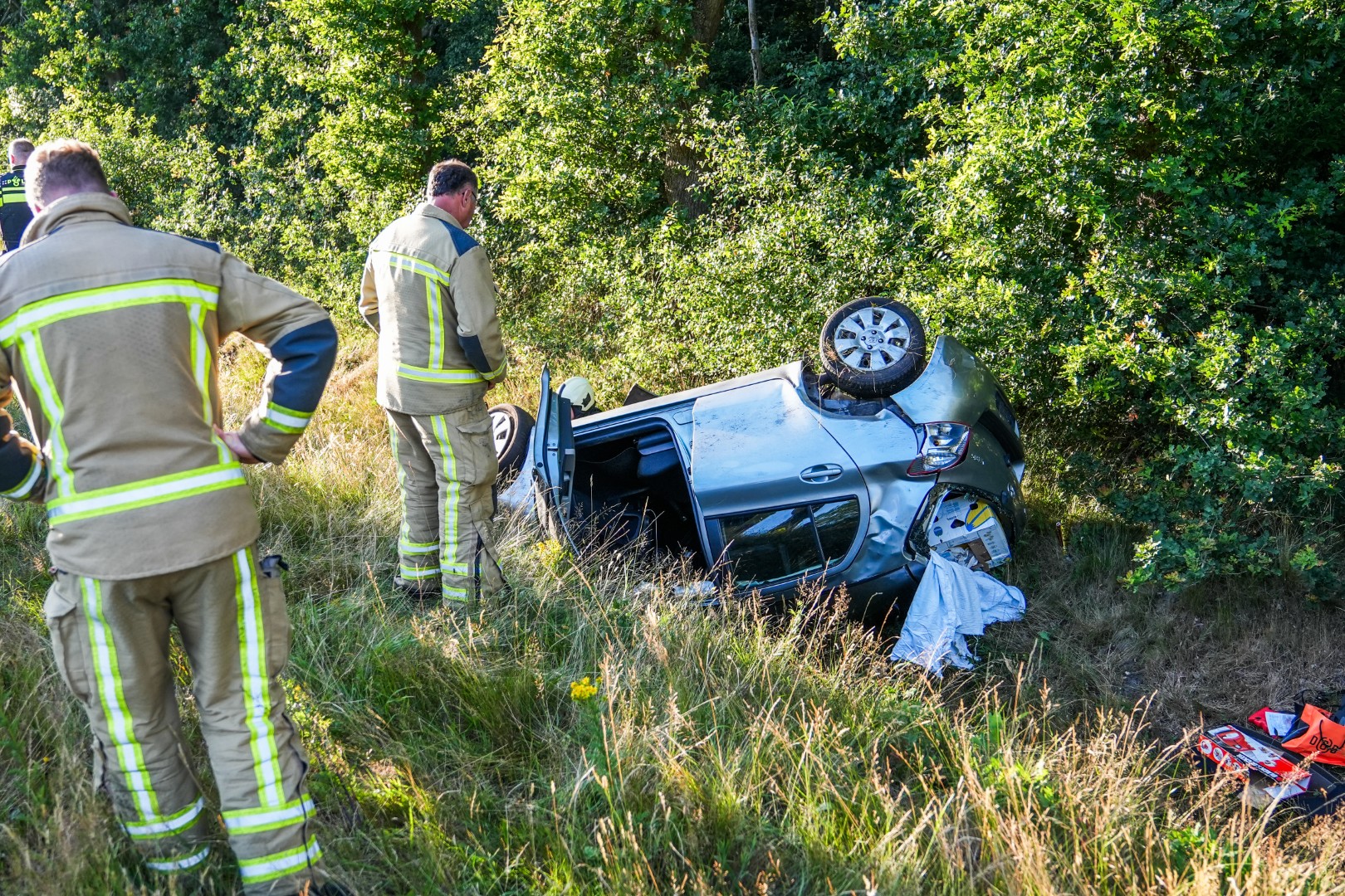 Auto belandt op de kop in droge sloot