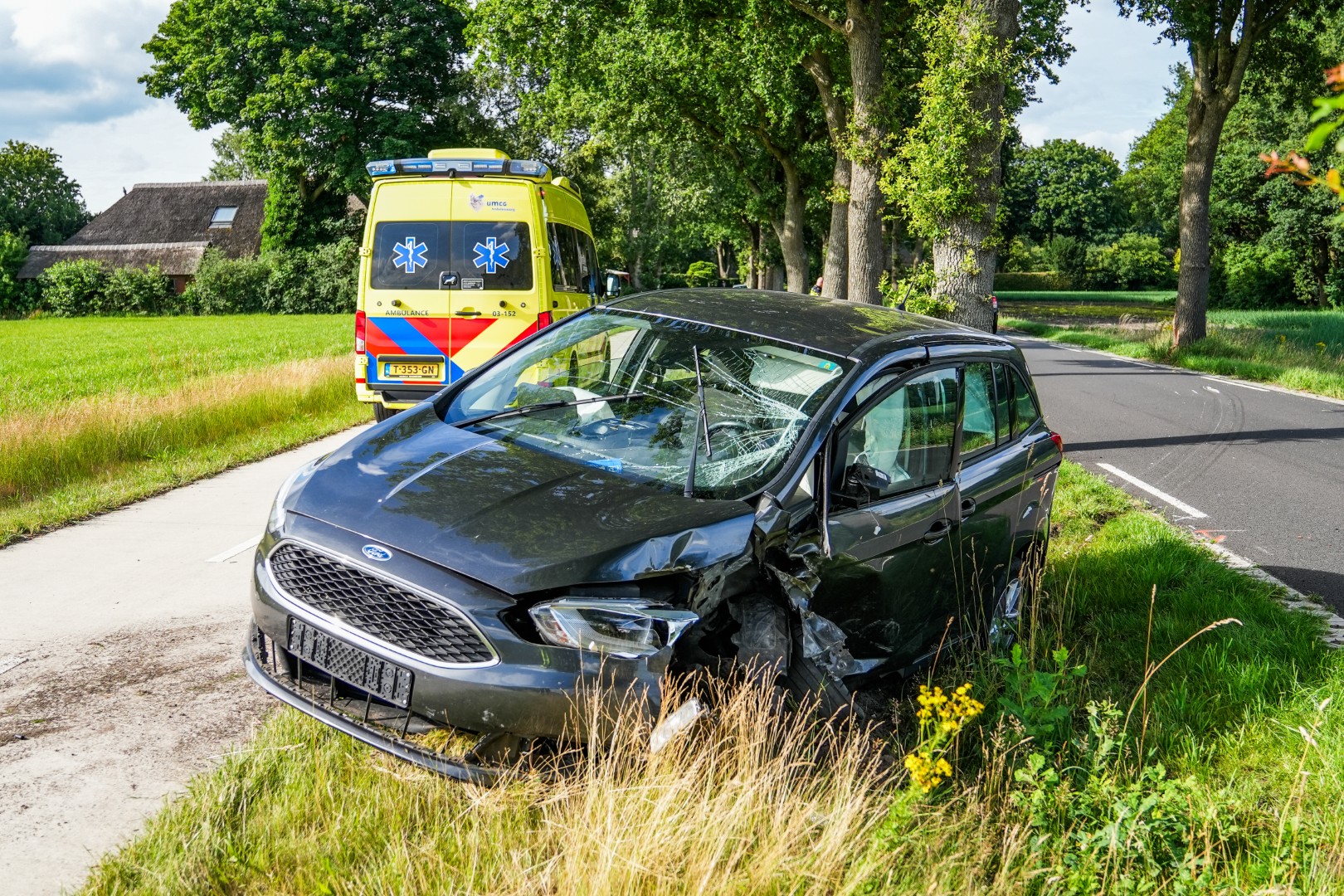 Automobiliste raakt van weg, auto flink beschadigd