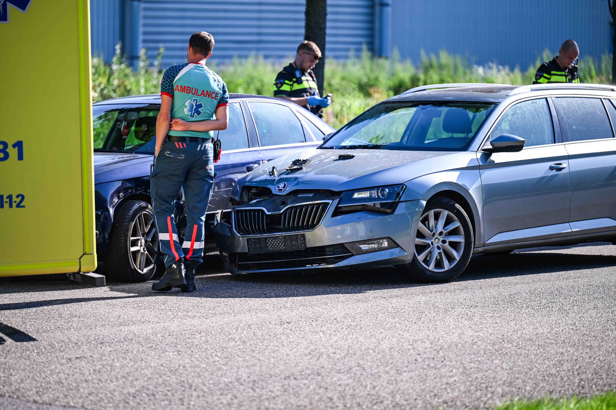 Botsing op kruising leidt tot gewonde en onderzoek