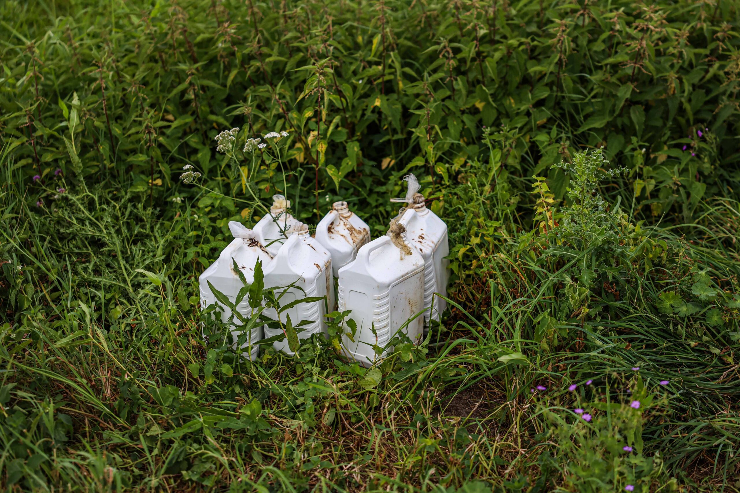 Gedumpte jerrycans op een carpoolplaats zorgen voor onrust